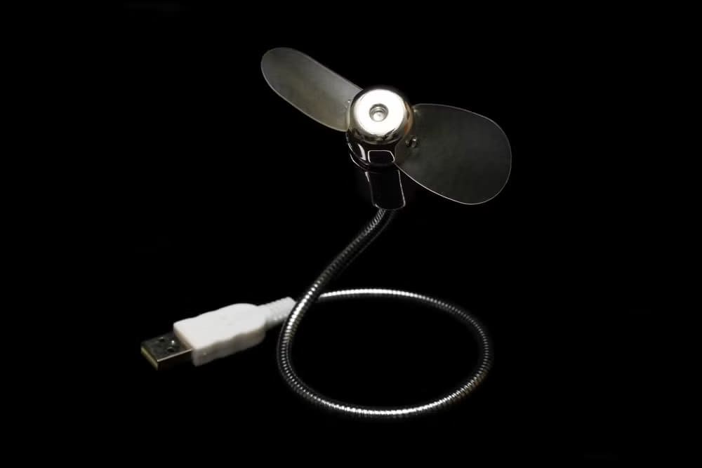 shutterstock_29370949 أربعة أشياء خطيرة يجب تجنب توصيلها بمنافذ USB في الكمبيوتر والهاتف