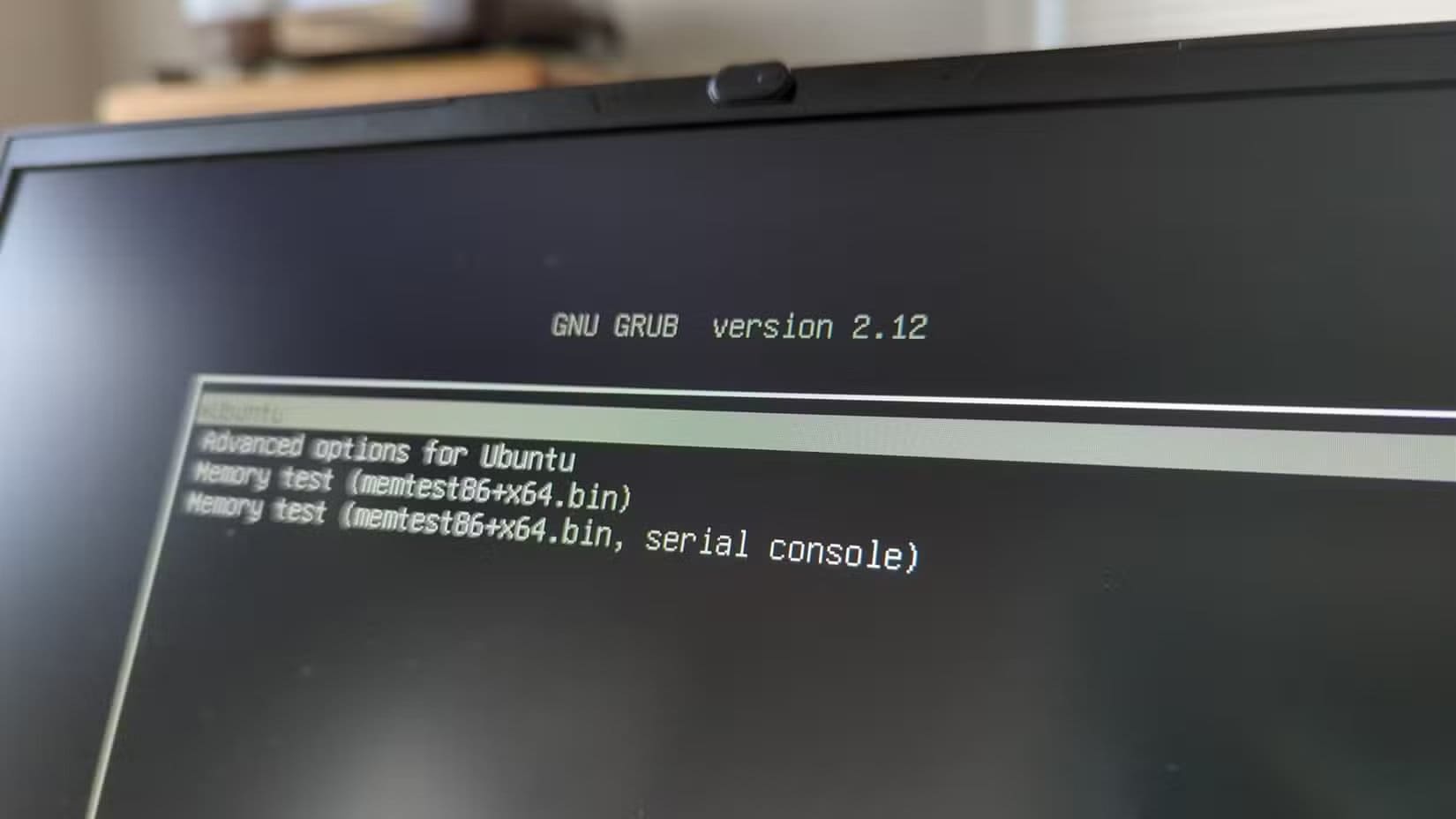 the-grub2-boot-loader-on-a-laptop-screen-with-ubuntu-as-an-option لماذا أفضل تشغيل Linux داخل Docker بدلاً من التمهيد المزدوج