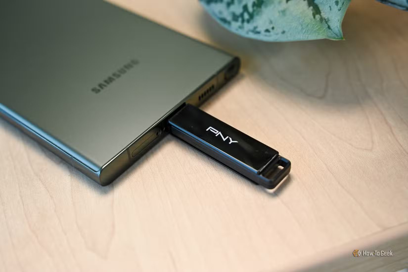 the-pny-elite-x-type-c-flash-drive-plugged-into-a-samsung-phone-2jpg_53404868342_o أسباب قد تجعلك تختار محركات أقراص فلاش بدلاً من SSD