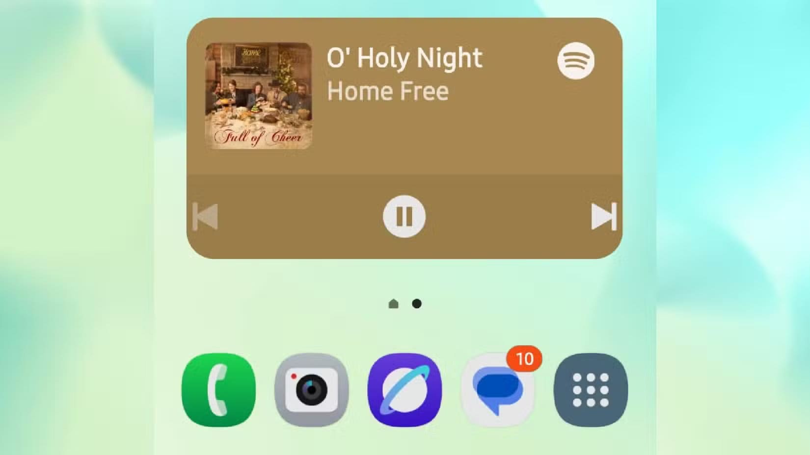 the-spotify-widget-showing-the-song-o-holy-night-by-home-free-being-played-on-the-home-screen-of-a-phone أفضل تطبيقات ويدجت لتحسين تجربة Android على الشاشة الرئيسية