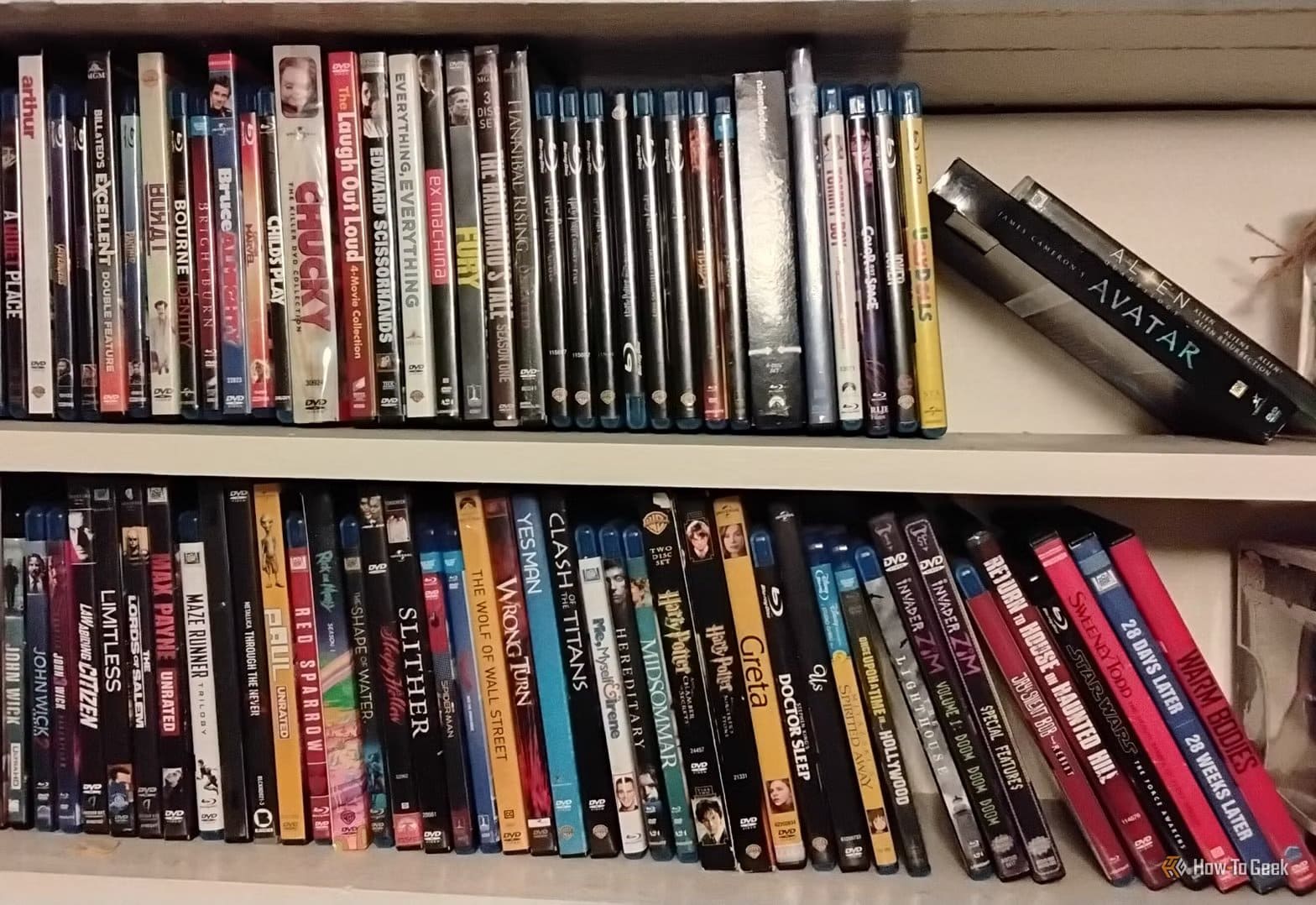 two-shelves-of-dvds-and-blu-rays-placed-side-by-side أدوات تقليدية ما زالت تتفوق على النسخ الرقمية