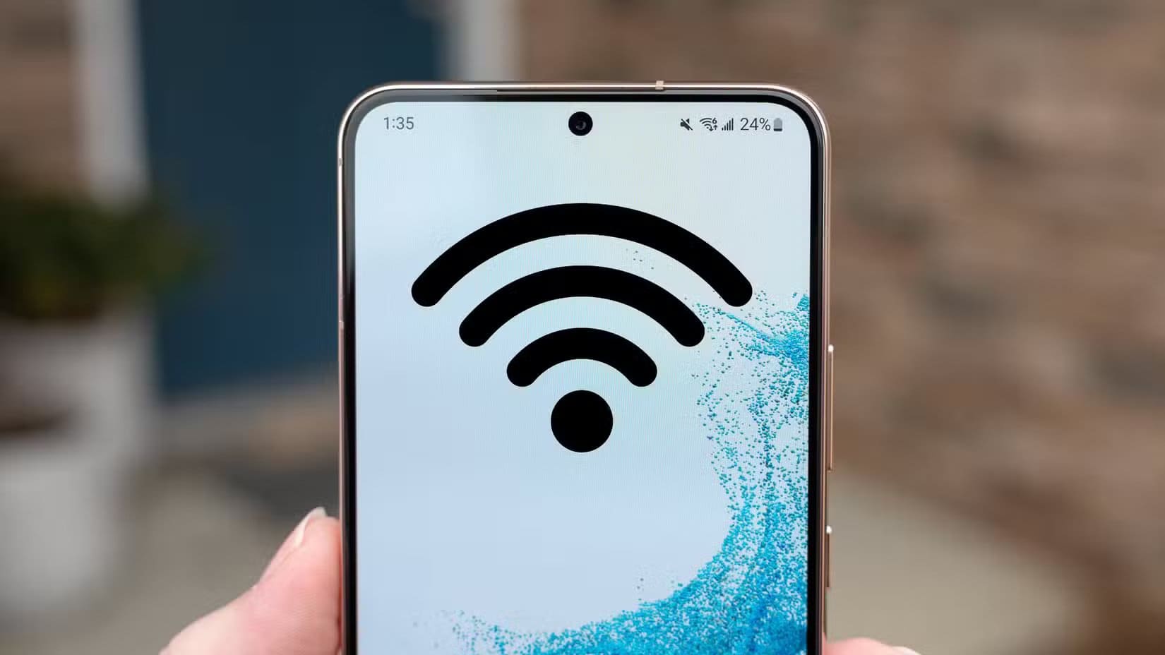 Android-phone-wi-fi علامات تكشف أن هاتفك يتتبعك خفية وكيف توقفه فورًا