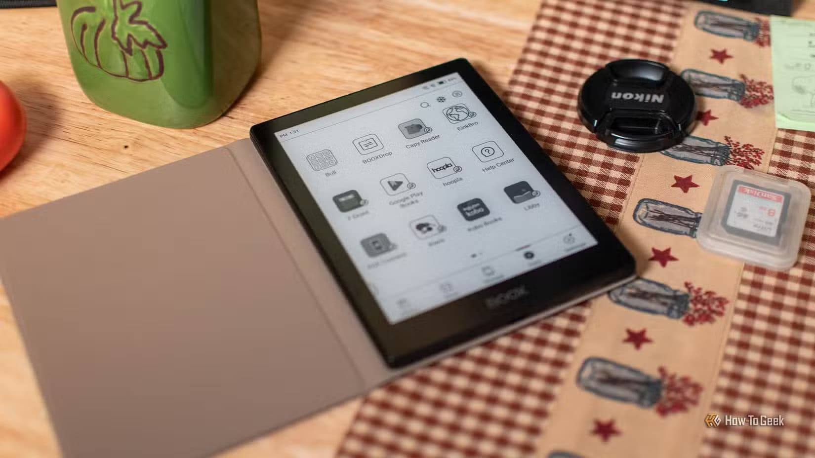 a-boox-poke-5-ereader-sitting-on-a-table-with-its-app-list-visible لماذا أصبح قارئ الكتب الإلكترونية على Android أفضل من Kindle