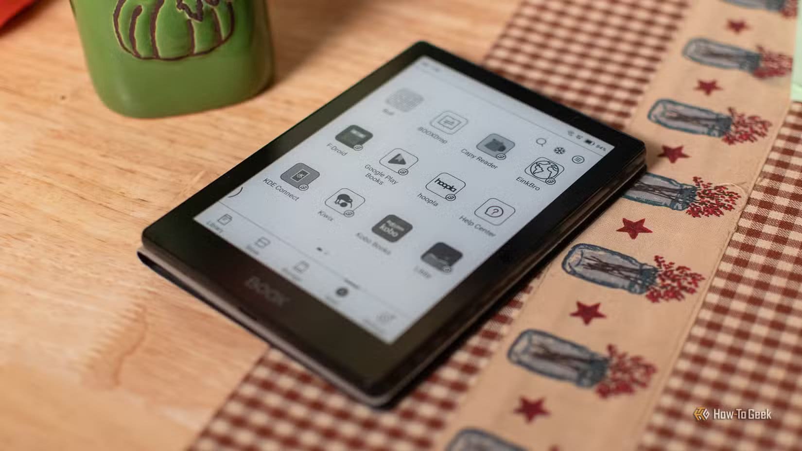 a-boox-poke-5-sitting-on-a-table-with-its-home-screen-open لماذا أصبح قارئ الكتب الإلكترونية على Android أفضل من Kindle