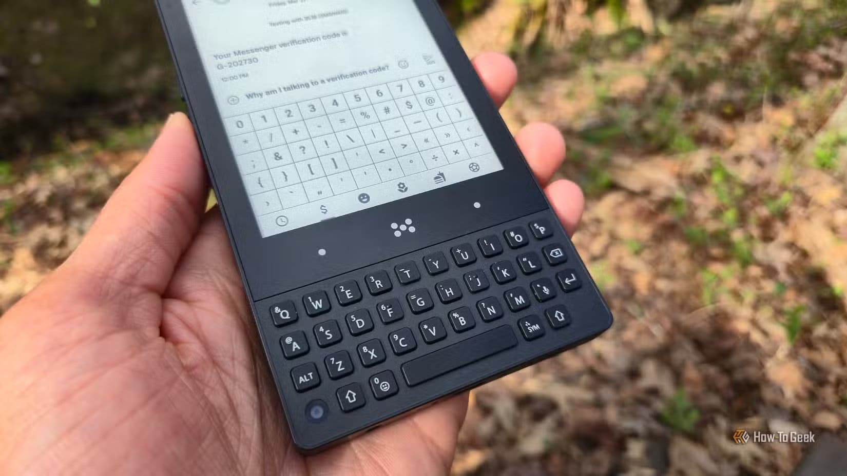 a-closeup-of-the-keyboard-on-a-minimal-phone تجربة الهواتف المزودة بلوحات مفاتيح مادية كشفت سبب اختفائها التدريجي