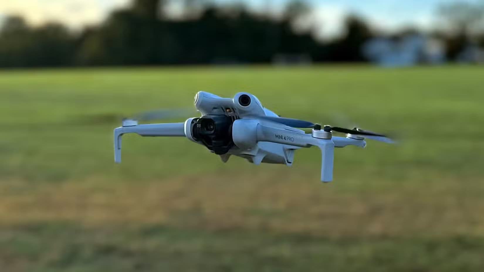 a-mini-4-pro-drone-flying-over-a-field-with-the-background-blurred أفكار ذكية لاستخدام وحدة تحكم PlayStation 3 القديمة بطريقة مفيدة