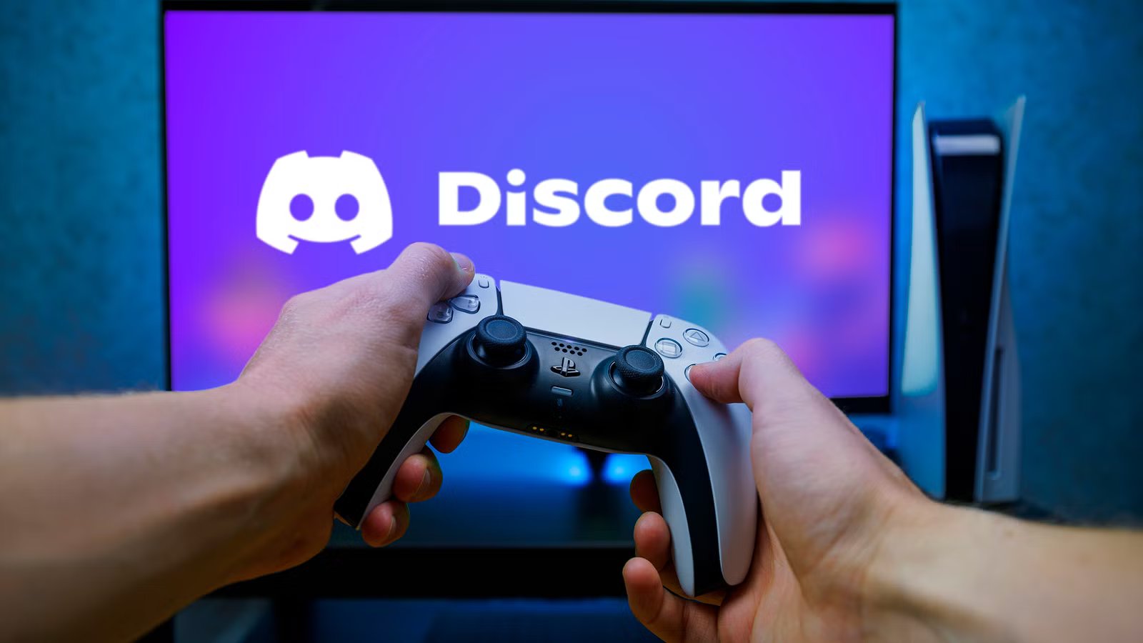 a-person-holding-a-ps5-dualsense-controller-and-a-tv-in-front-with-the-discord-logo خطوات بث PS5 على Discord ومشاركة لعبك مع الأصدقاء