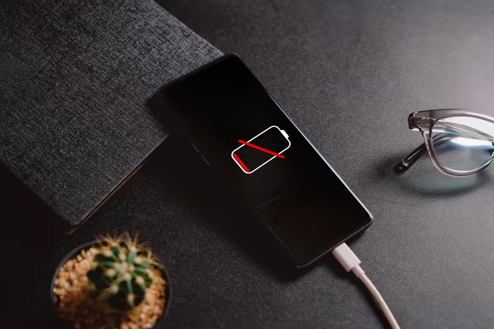 an-android-with-a-dead-battery-charging عادات شائعة في استخدام الهاتف تُقلل من عمره دون أن تلاحظ