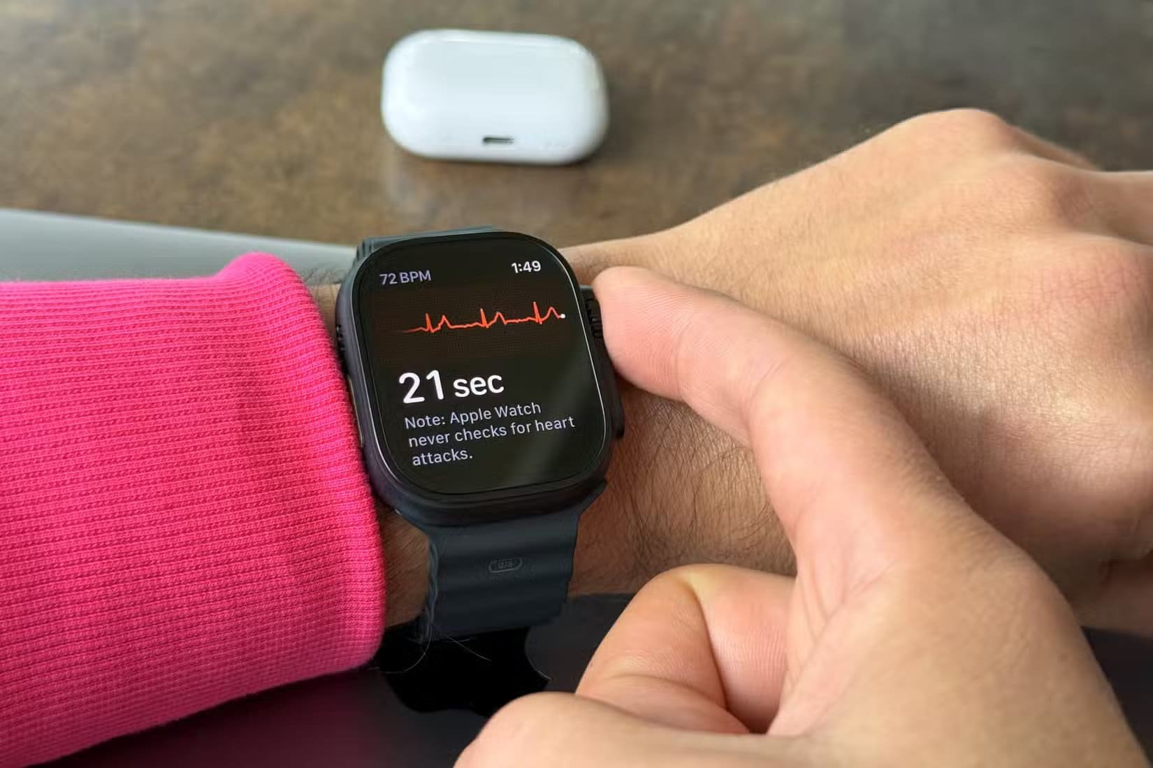 apple-watch-ultra-ecg-app-finger-on-digital-crown لن تتخلص من Apple Watch القديمة بعد أن تعرف هذه الاستخدامات الذكية