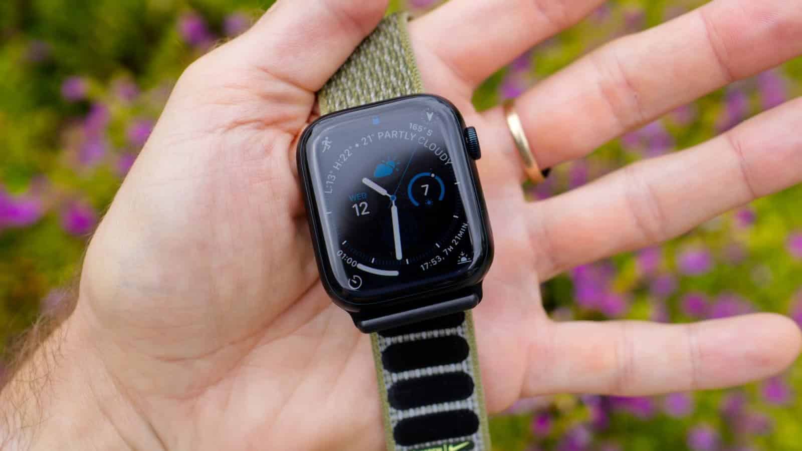 apple_watch_s8_hand لن تتخلص من Apple Watch القديمة بعد أن تعرف هذه الاستخدامات الذكية