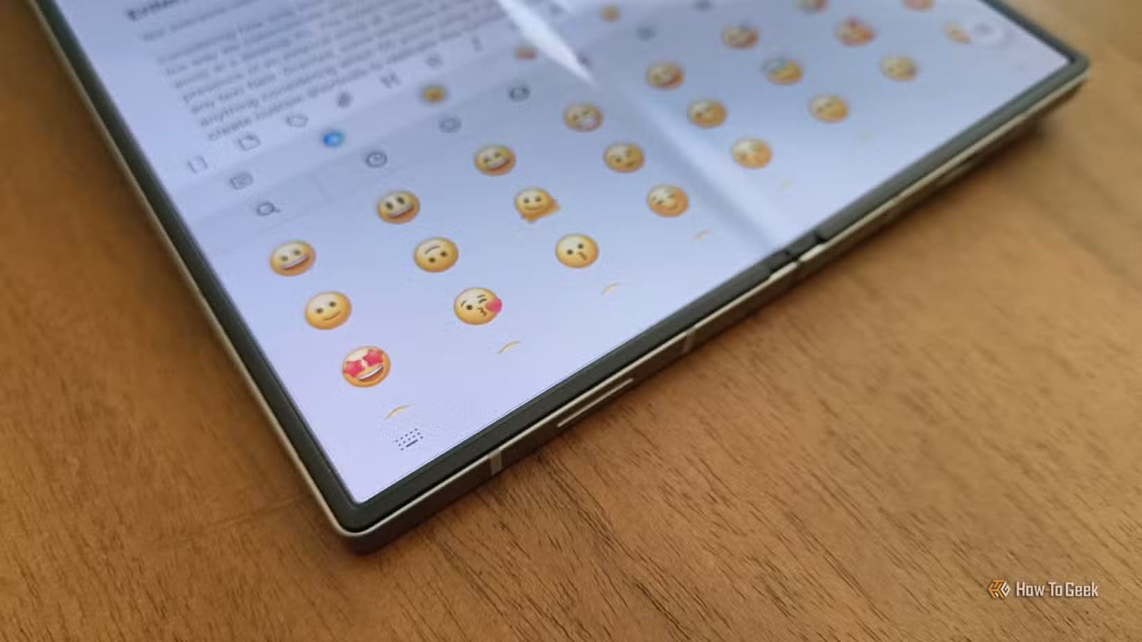 emoji-in-samsung-keyboard-on-a-galaxy-z-fold-6 تجربة الهواتف المزودة بلوحات مفاتيح مادية كشفت سبب اختفائها التدريجي