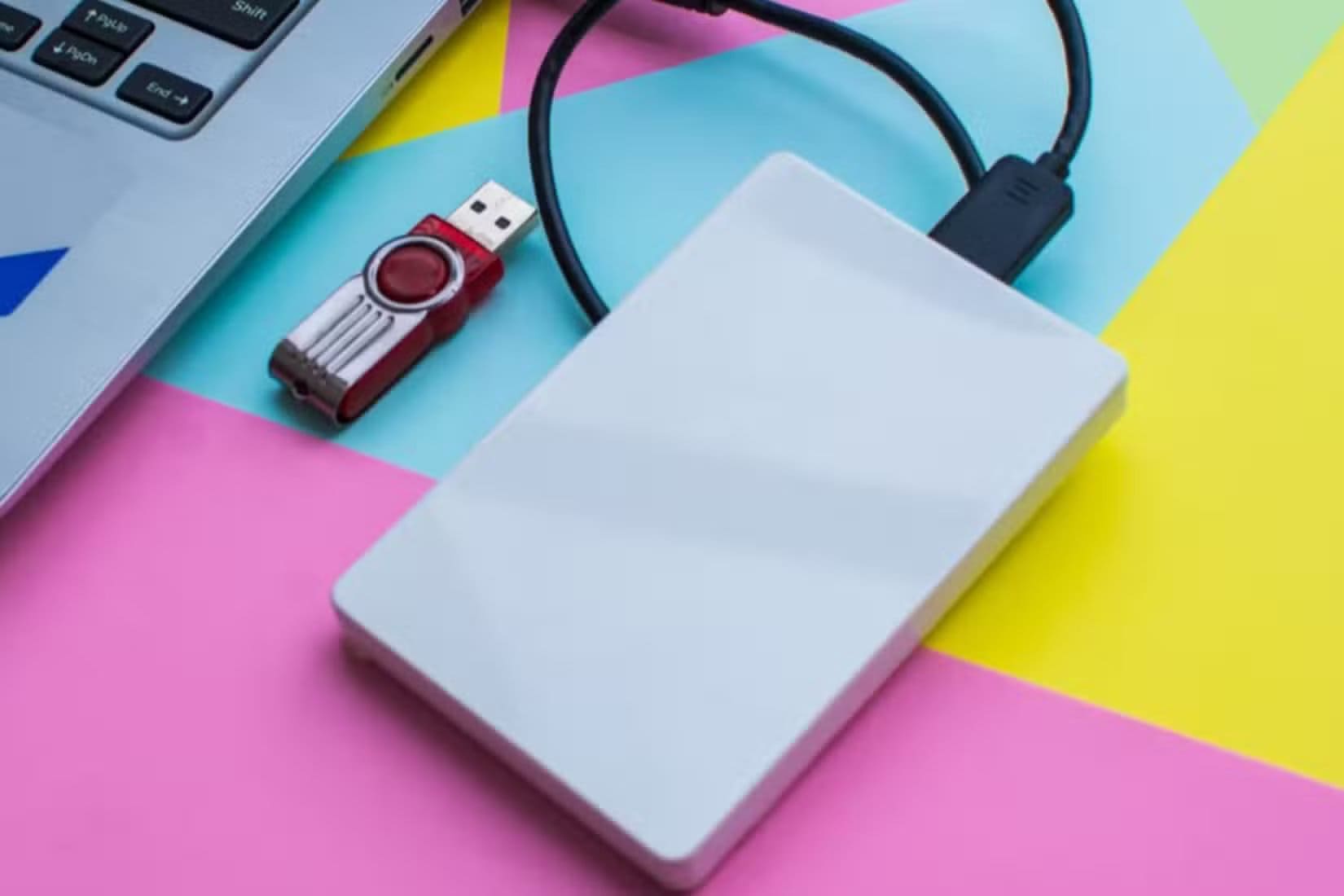 flash-drive-and-an-external-drive-with-a-laptop طرق فعالة لعمل نسخة احتياطية في Windows تحمي ملفاتك من الفقدان