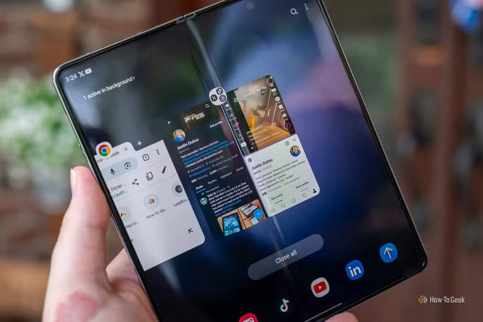 group-of-multitasking-apps-in-the-recents-menu-on-the-samsung-galaxy-z-fold-5 عادات شائعة في استخدام الهاتف تُقلل من عمره دون أن تلاحظ