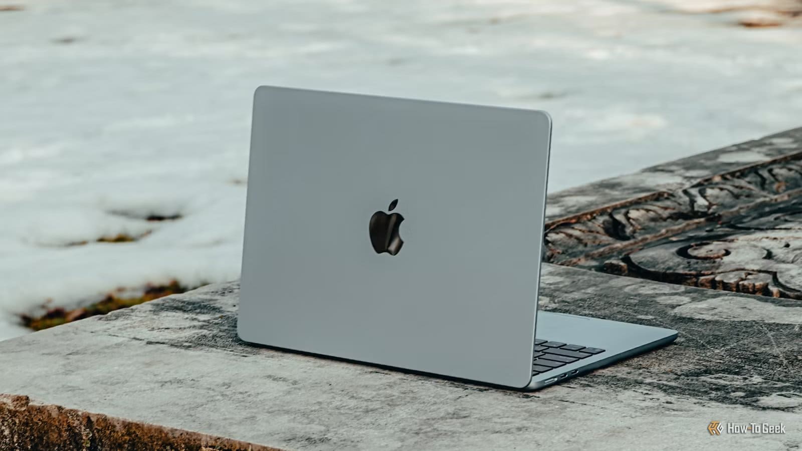 m4-macbook-air-in-sky-blue-from-an-angle-on-concrete-bench اثنتا عشرة أداة مفتوحة المصدر جعلت استخدامي لجهاز Mac أسرع وأكثر إنتاجية