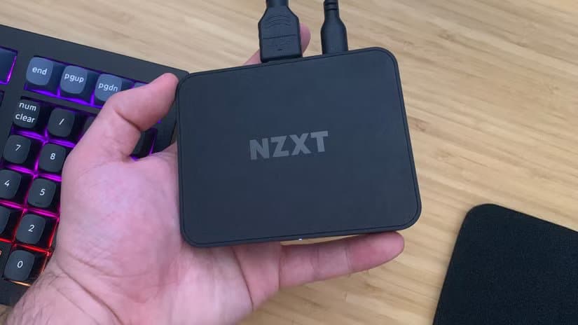 nzxt-signal-4k30-in-hand خطوات بث PS5 على Discord ومشاركة لعبك مع الأصدقاء