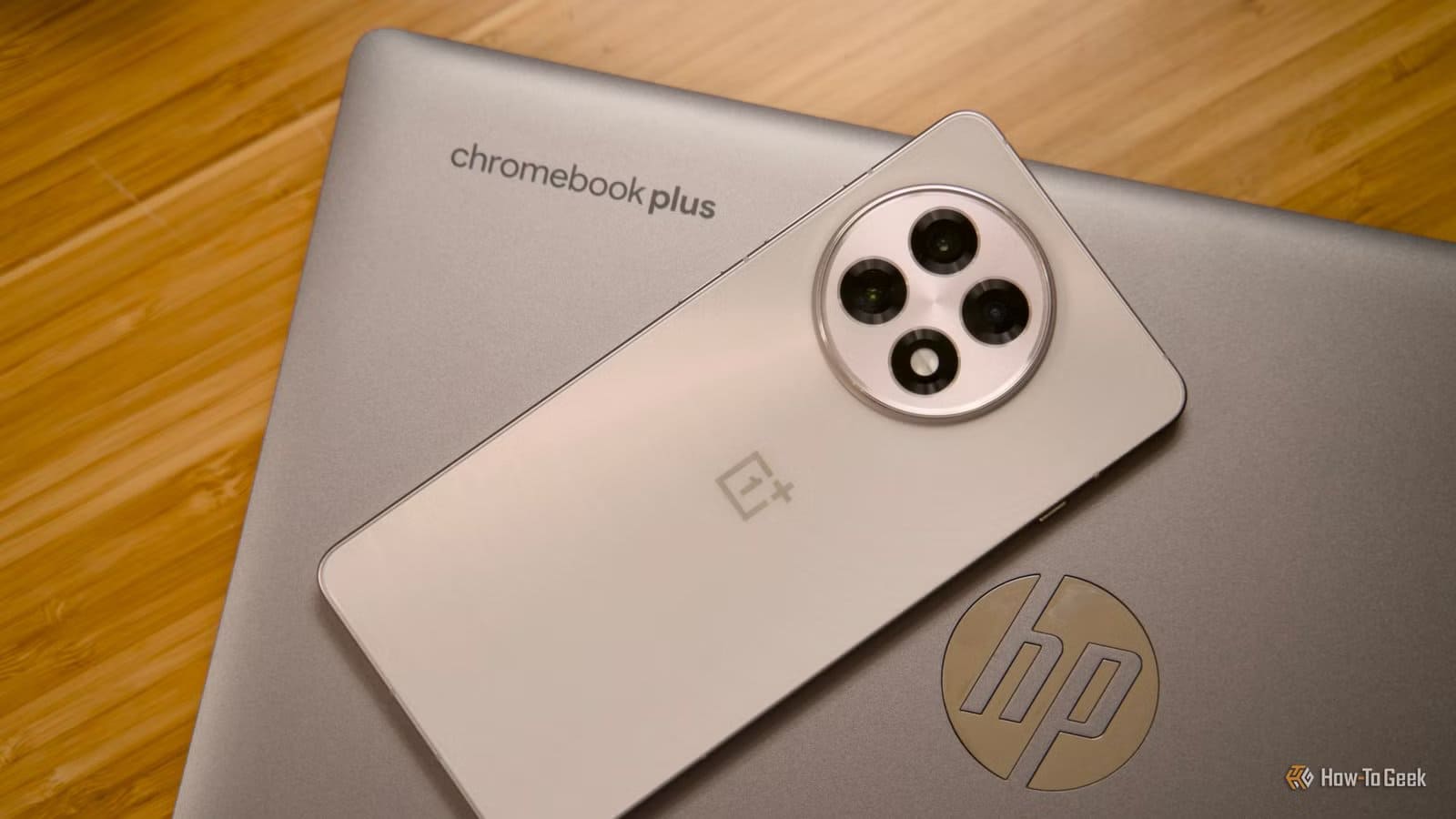 oneplus-13r-sitting-on-an-hp-chromebook-plus ما الذي سيحدث عند توحيد نظامي ChromeOS وAndroid