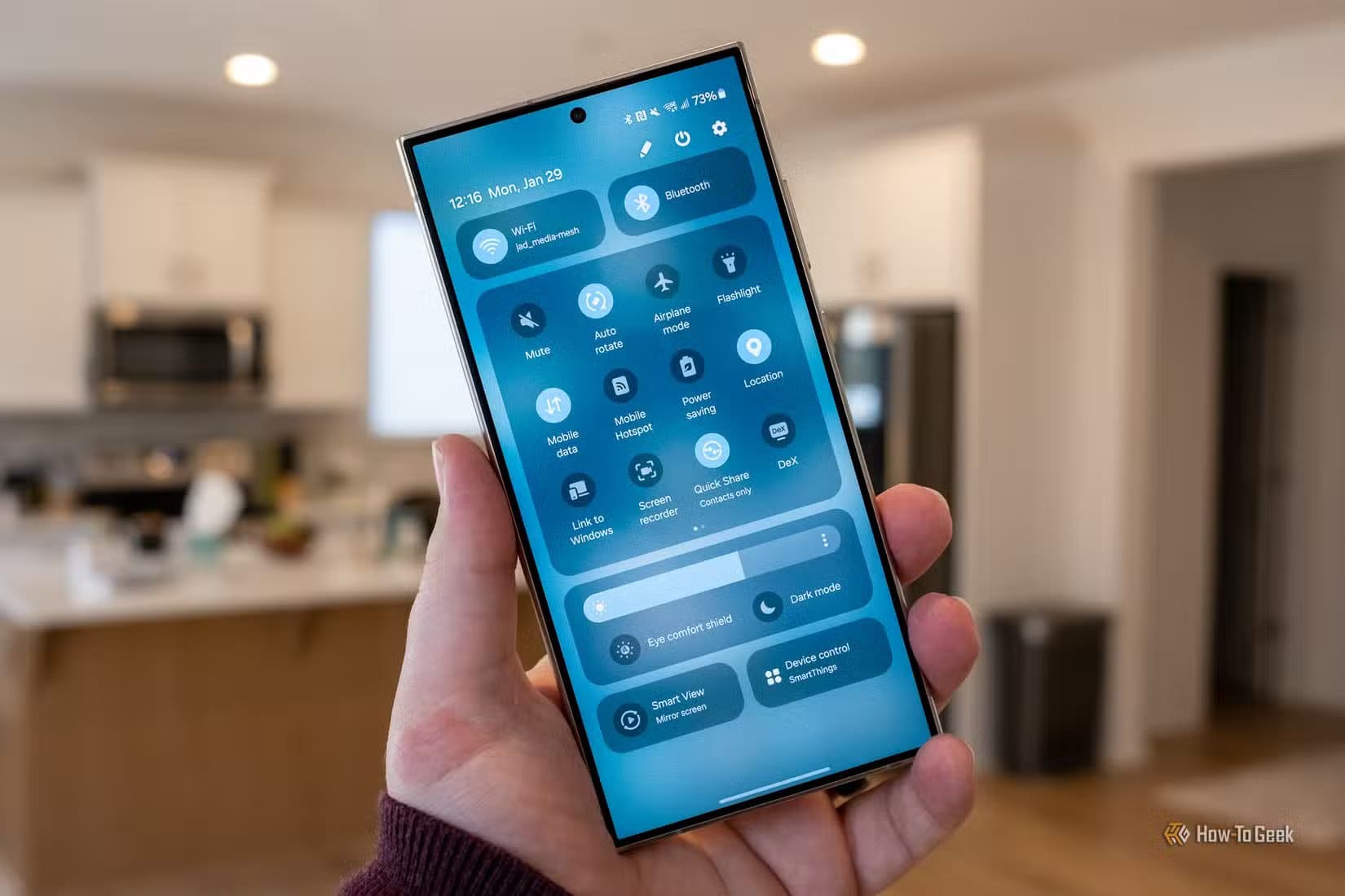person-holding-the-samsung-galaxy-s24-ultra-showing-the-quick-setting-menu-1 أبرز الميزات التي اشتقت إليها عند الانتقال من Samsung إلى Google Pixel