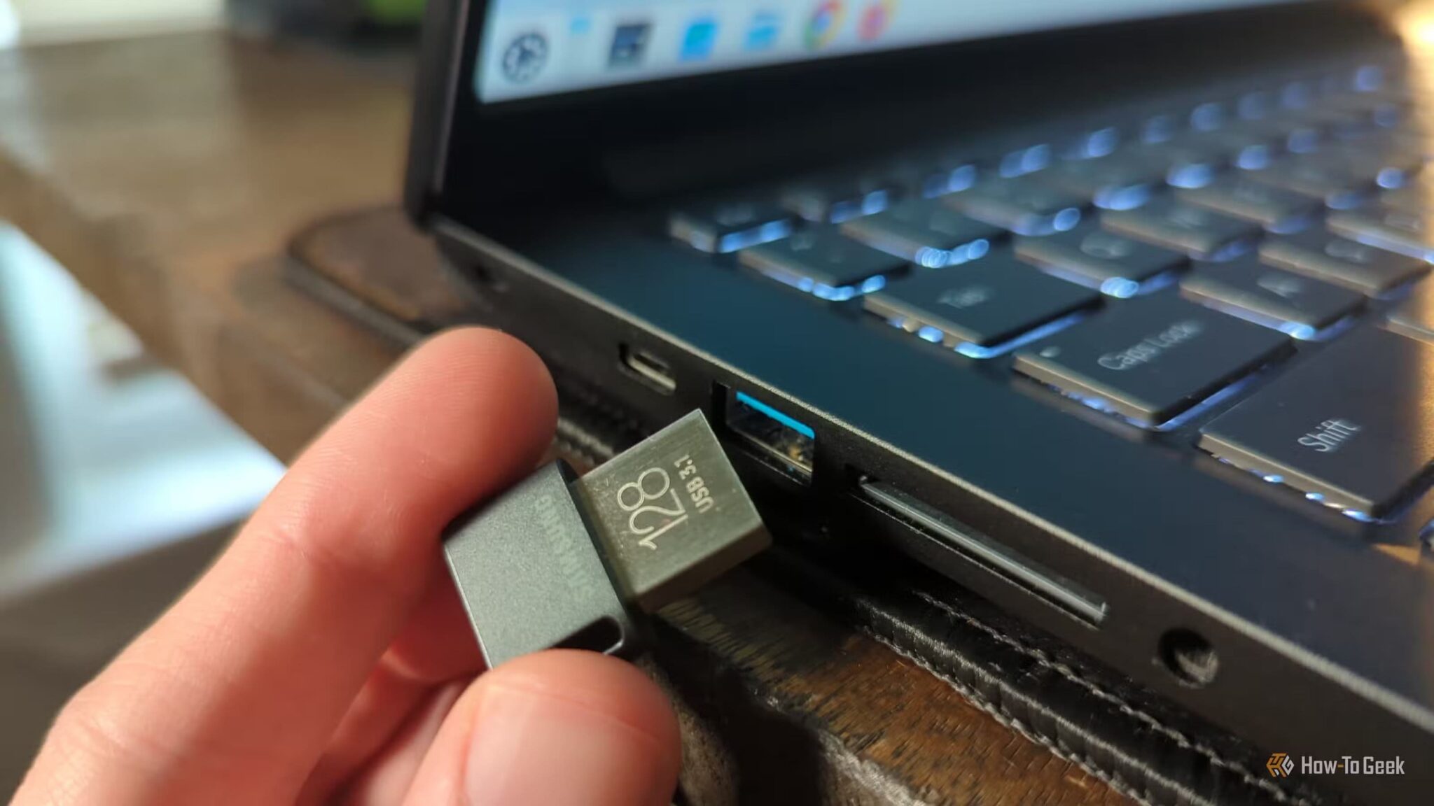 person-s-hand-putting-a-usb-drive-in-a-laptop-port-scaled تطبيقات محمولة لا غنى عنها تجعل أي محرك USB أداة قوية جاهزة للعمل
