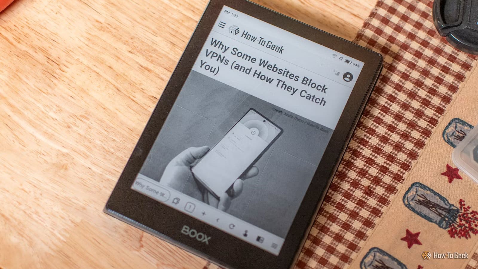 reading-the-how-to-geek-website-on-a-boox-poke-5-ereader لماذا أصبح قارئ الكتب الإلكترونية على Android أفضل من Kindle