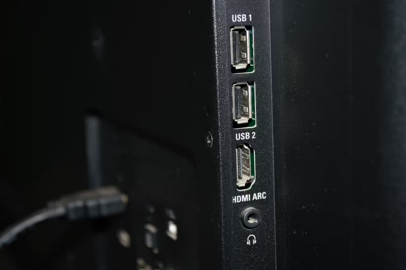 shutterstock_1427859833 أسباب تدفعك لتعطيل HDMI CEC على التلفزيون