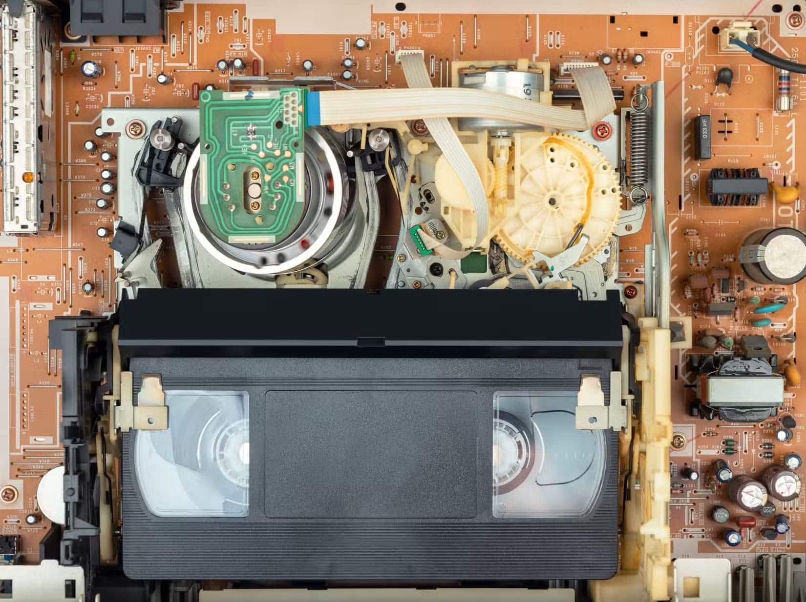 shutterstock_2451879673 لماذا تتلف أشرطة VHS القديمة وكيف تمنعها من التدهور