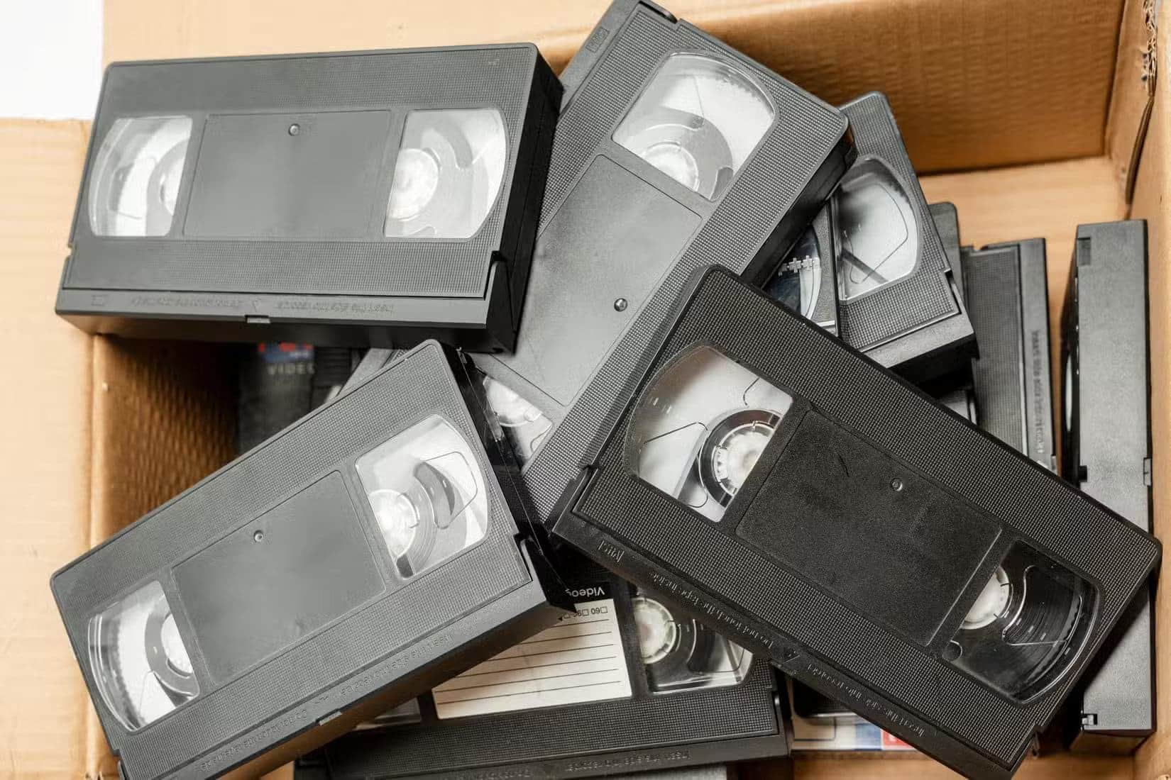 shutterstock_2543445377 لماذا تتلف أشرطة VHS القديمة وكيف تمنعها من التدهور