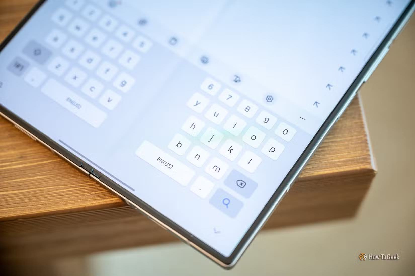 split-keyboard-on-the-samsung-galaxy-z-fold-6-inside-display تجربة الهواتف المزودة بلوحات مفاتيح مادية كشفت سبب اختفائها التدريجي