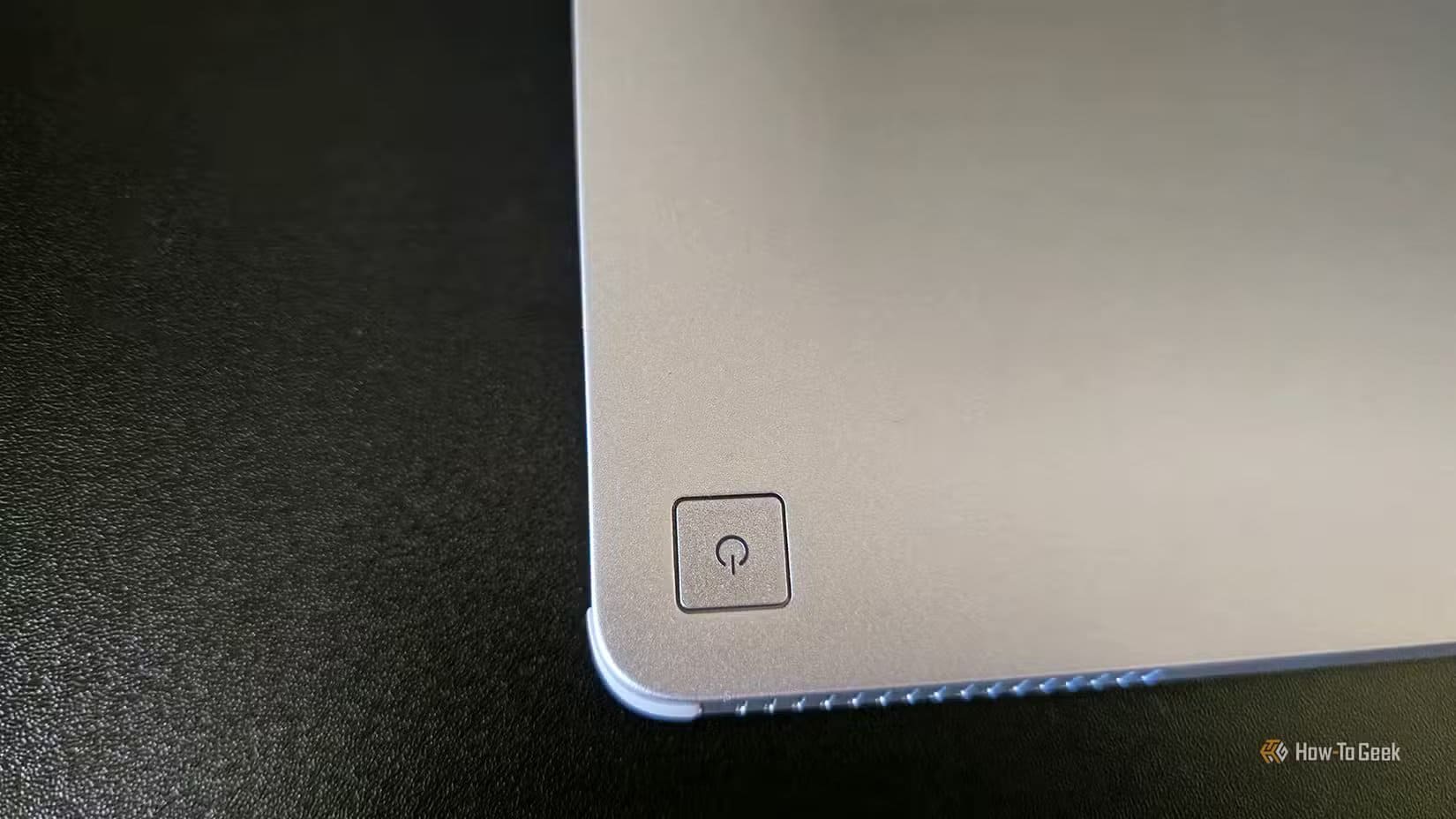 the-power-button-on-the-dell-pro-14-plus-portable-monitor لماذا لا يتعرف Windows على الشاشة الثانية وكيف يمكن إصلاح ذلك