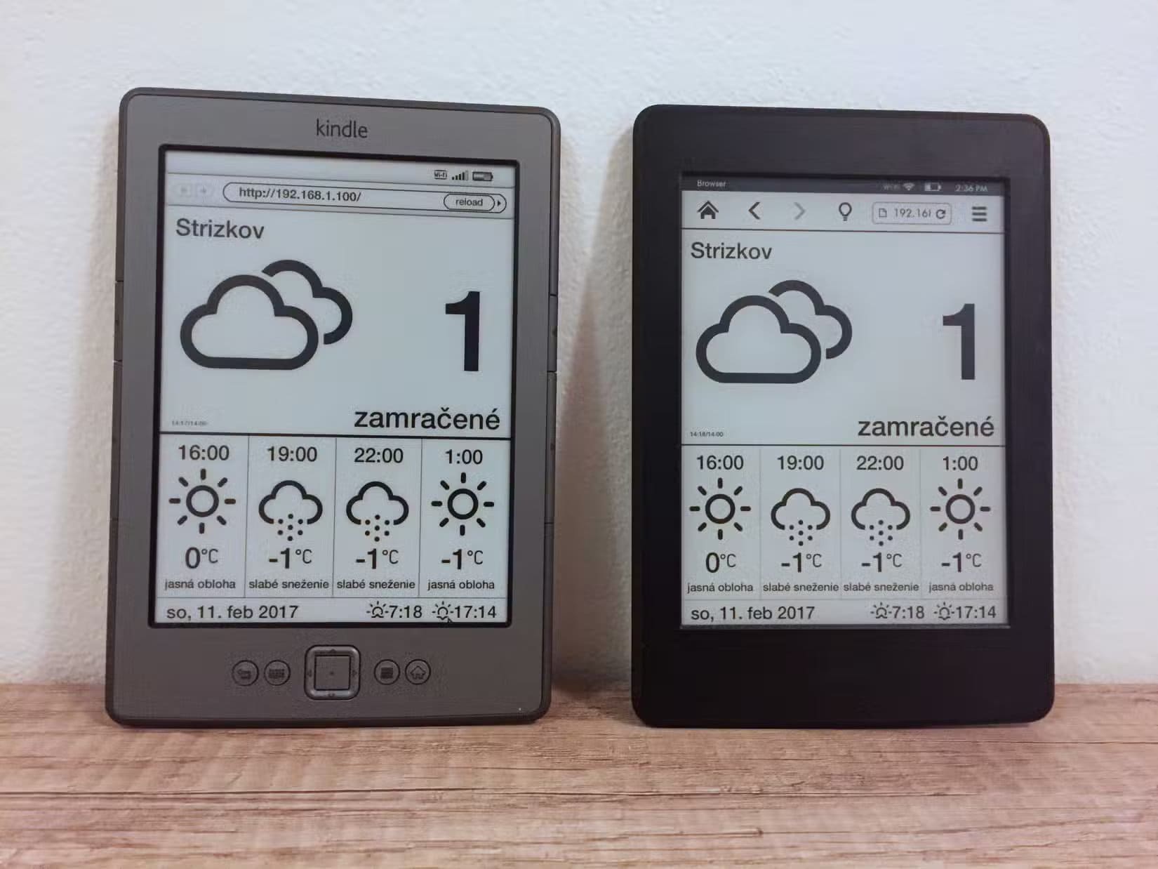 two-kindles-showing-the-weather أفضل الاستخدامات الخفية لجهاز Kindle ستغير تجربتك بالكامل