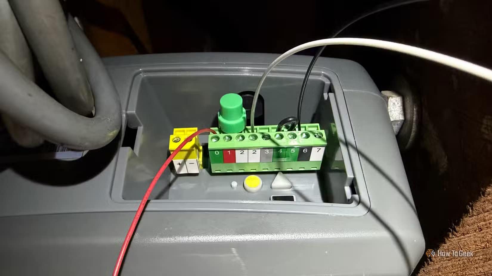 a-garage-door-opener-with-wires-connected-to-various-terminals العلامات التجارية التي قد تسبب مشكلات عند استخدامها مع Home Assistant