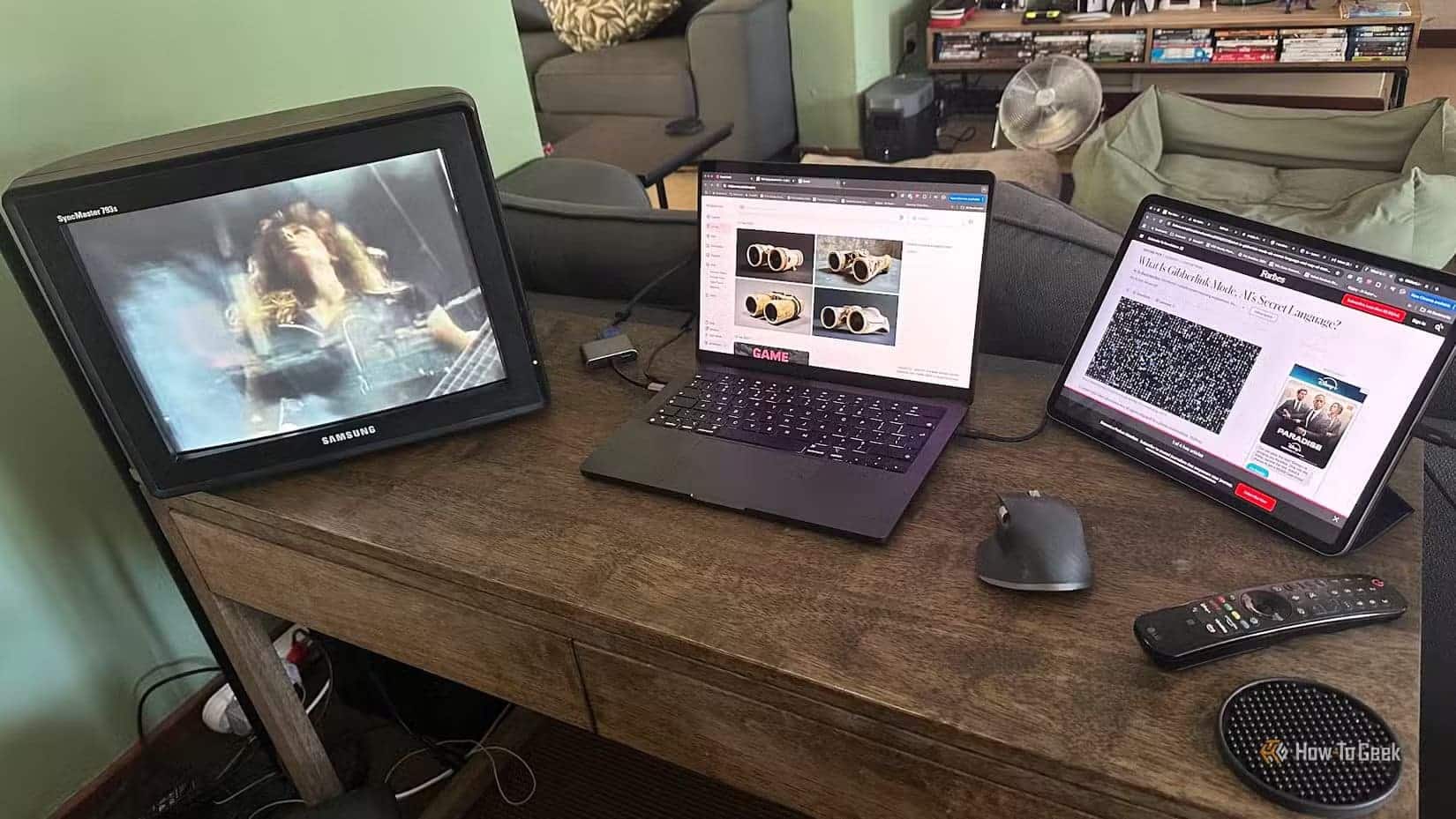 a-macbook-crt-monitor-and-ipad-connected-together أفضل الاستخدامات العملية لجهاز iPad القديم وتحويله لأداة مفيدة مجددًا