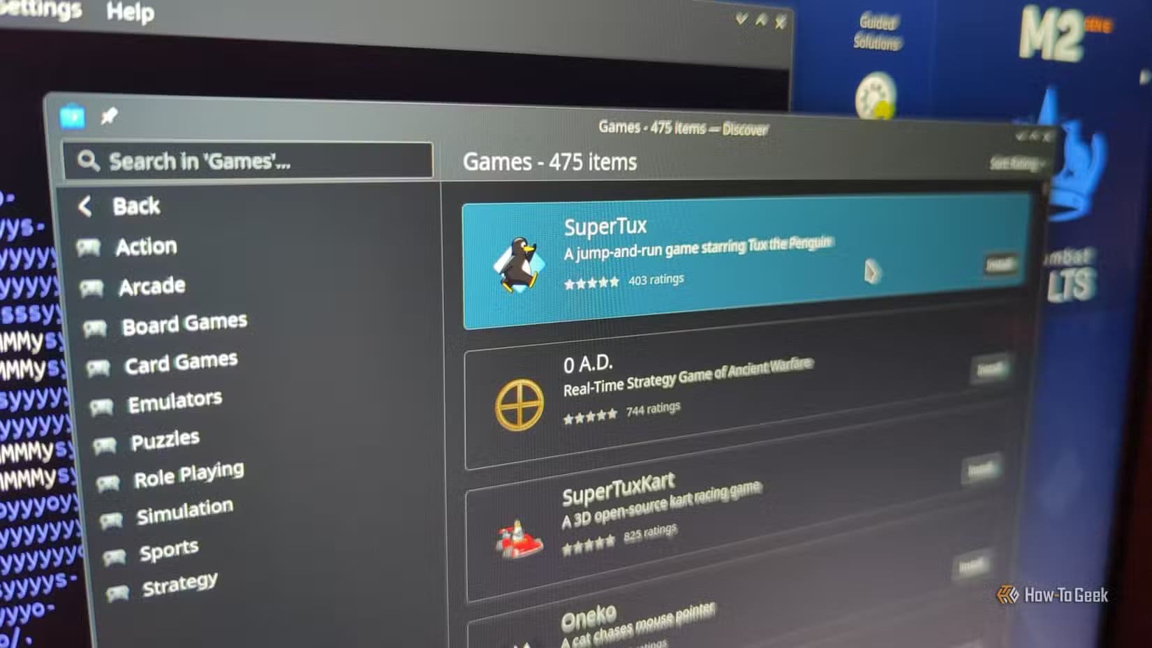 a-selection-of-linux-games-in-the-discover-software-browser-on-the-screen-of-the-kubuntu-focus-m2-gen-6-laptop قائمة توزيعات لينكس التي تمنح المبتدئين أفضل بداية بلا تعقيد