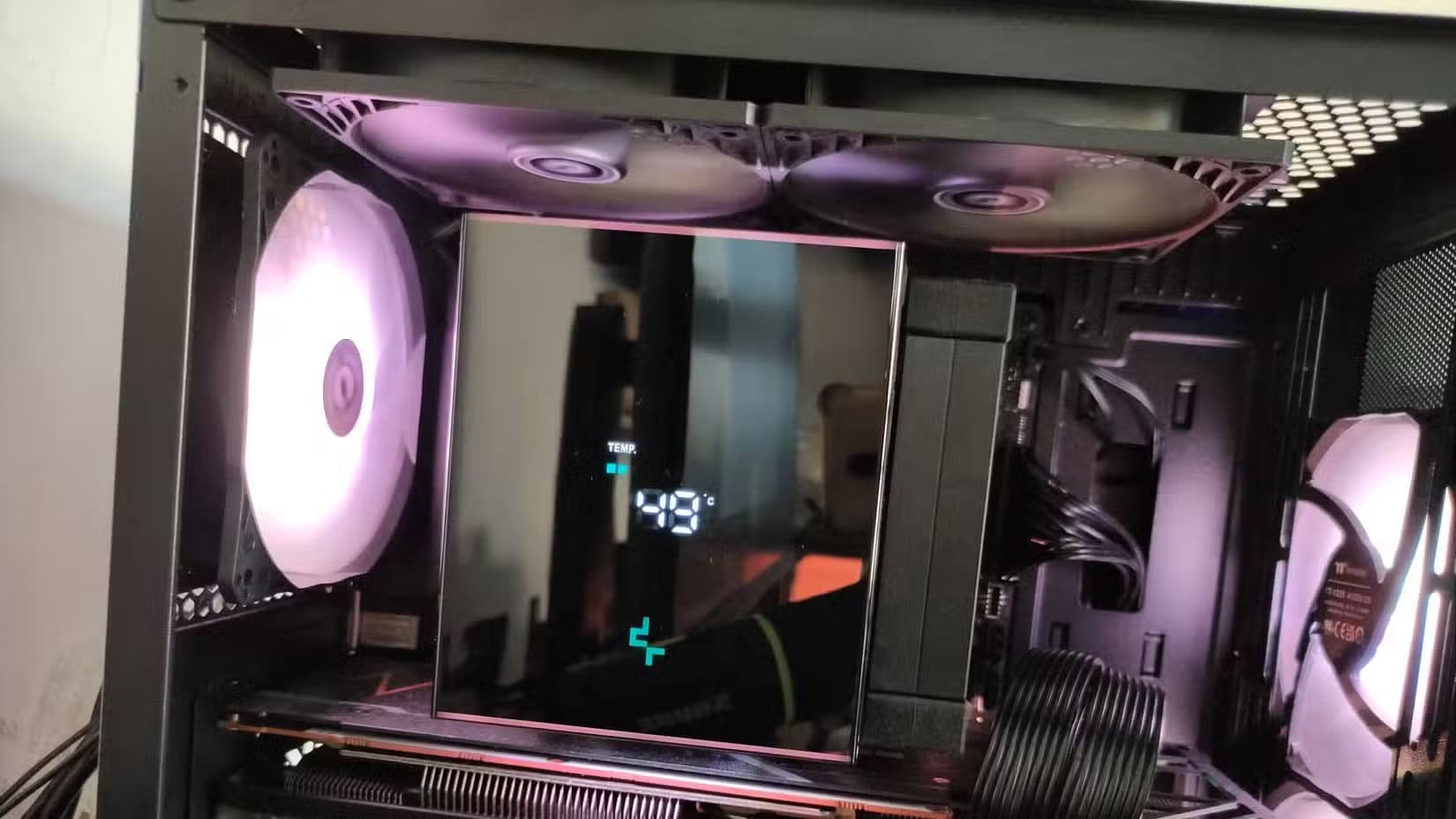 an-air-cpu-cooler-with-a-digital-display-surrounded-by-top-and-rear-exhaust-fans كيف تبني جهاز كمبيوتر بدون مشاكل وتجنب الأخطاء الشائعة