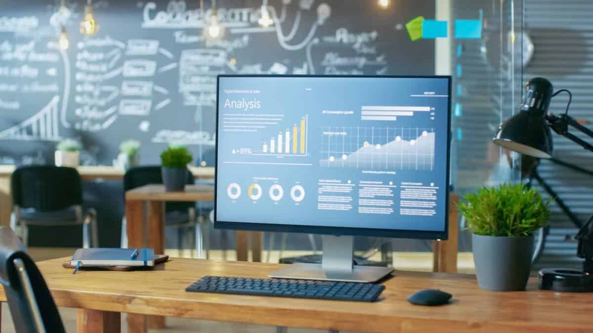 computer-desk-school تشغيل جهاز الكمبيوتر الذي يعمل بنظام Windows عن بُعد بسهولة وأمان