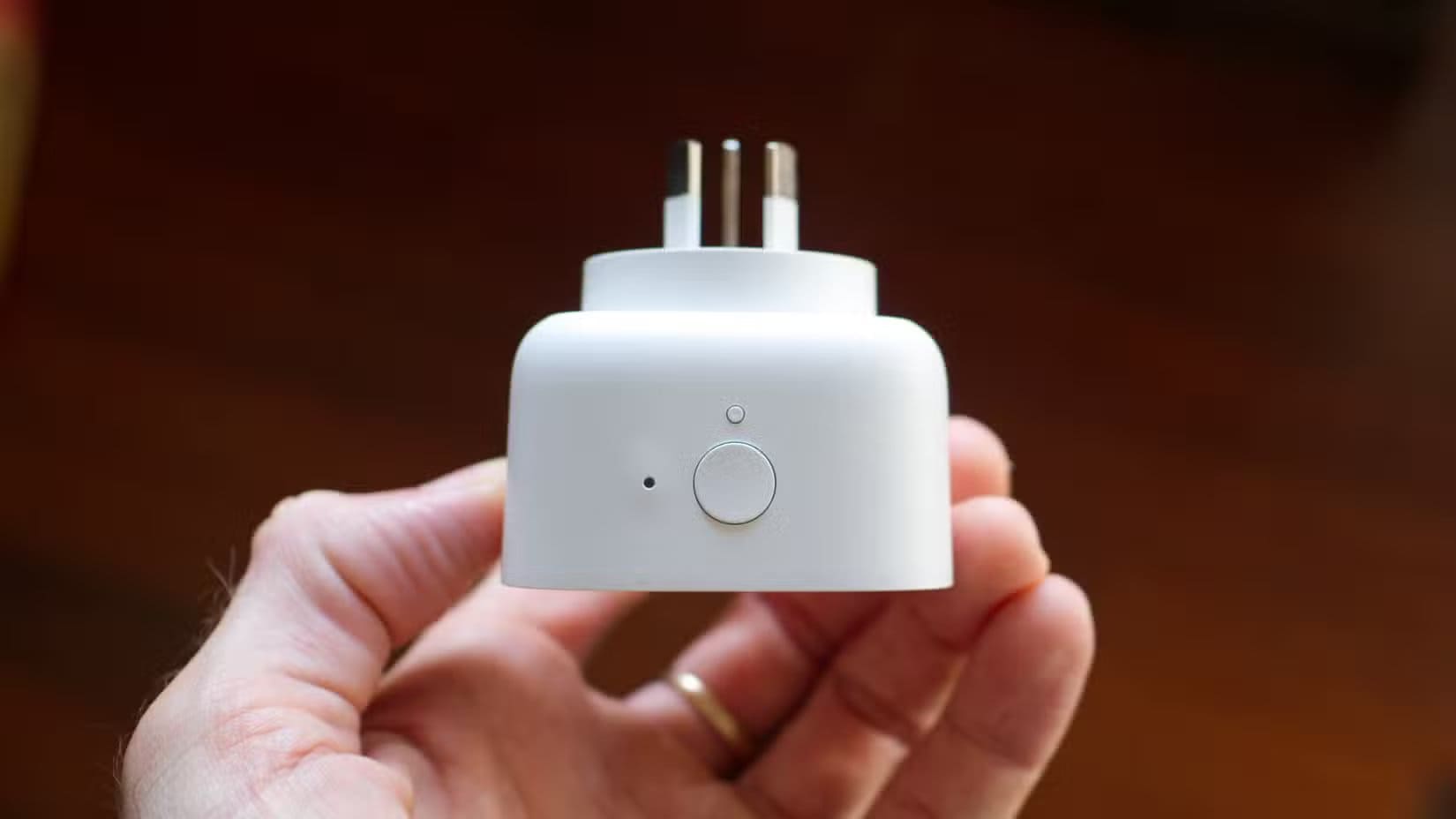 ikea-inspelning-energy-monitoring-smart-plug-in-a-person-s-hand منتجات تقنية يمكنك شراؤها مستعملة دون قلق وتحقق أفضل قيمة مقابل المال