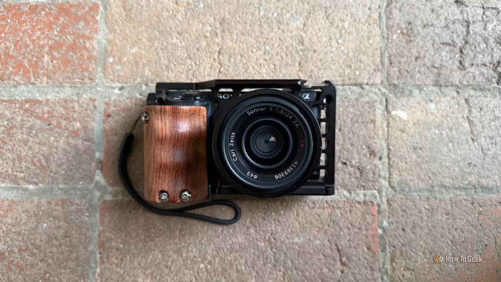 sony-a6500-mirrorless-camera-with-a-smallrig-cage منتجات تقنية يمكنك شراؤها مستعملة دون قلق وتحقق أفضل قيمة مقابل المال