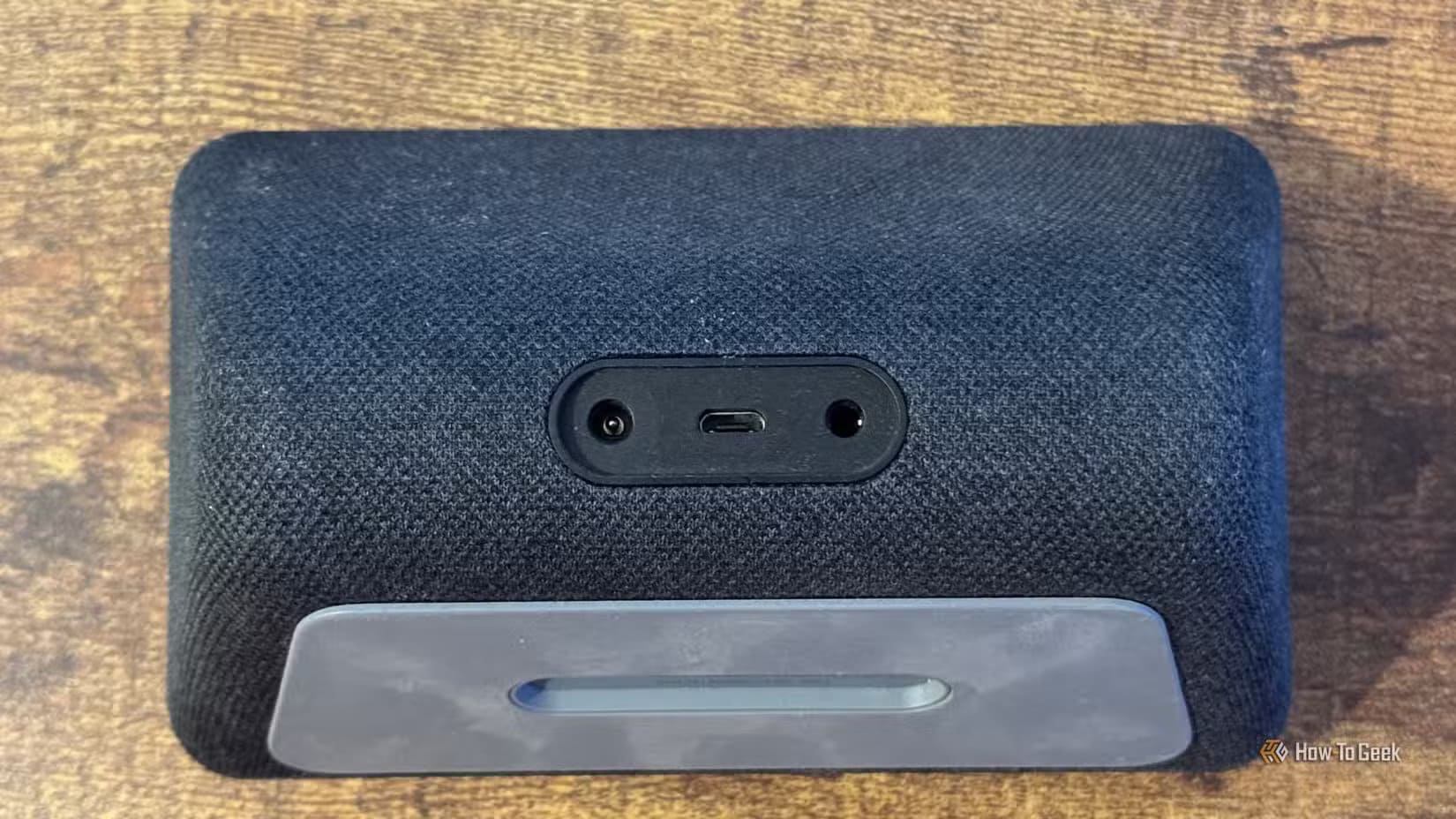 the-rear-of-a-first-generation-amazon-echo-show-5-showing-the-micro-usb-port-2 اجعل شاشة Echo Show تعرض لوحة تحكم Home Assistant تلقائياً