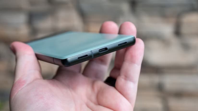 Google-Pixel-6as-USB-C-port-speaker-and-microphone-on-the-bottom-of-the-phone تحويل هاتف Android إلى ميكروفون لاسلكي للكمبيوتر بسهولة وبدون معدات إضافية