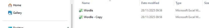 an-excel-file-called-wordle-and-a-copy-of-the-same-file-in-a-windows-11-file-explorer-folder طريقة ابتكار ألعاب كلمات تفاعلية داخل Excel باستخدام أدواته الذكية