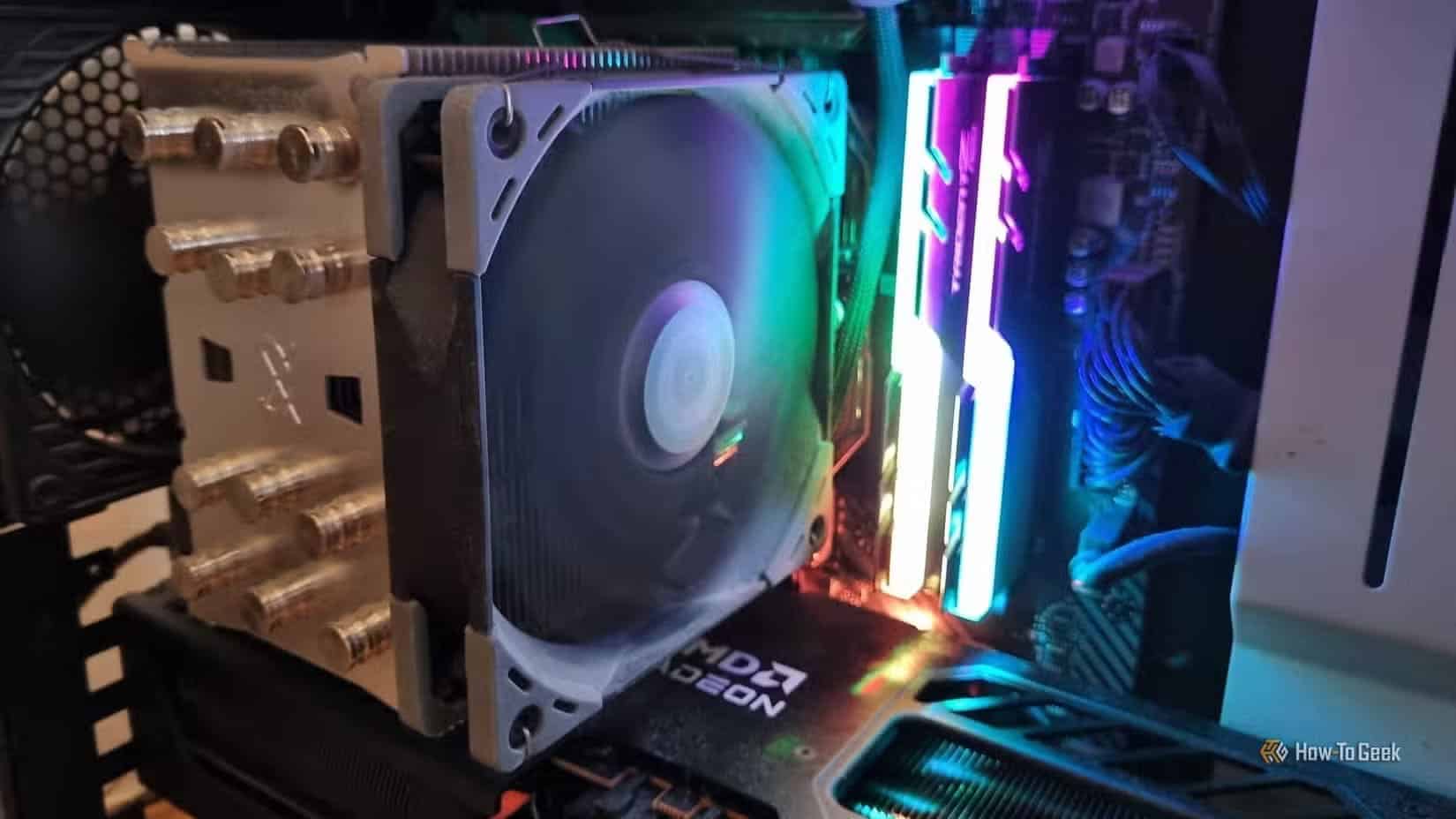 cpu-air-cooler-inside-a-pc-case ترقيات الحاسوب الأساسية التي تقدم أداءً أفضل من تغيير بطاقة الرسومات