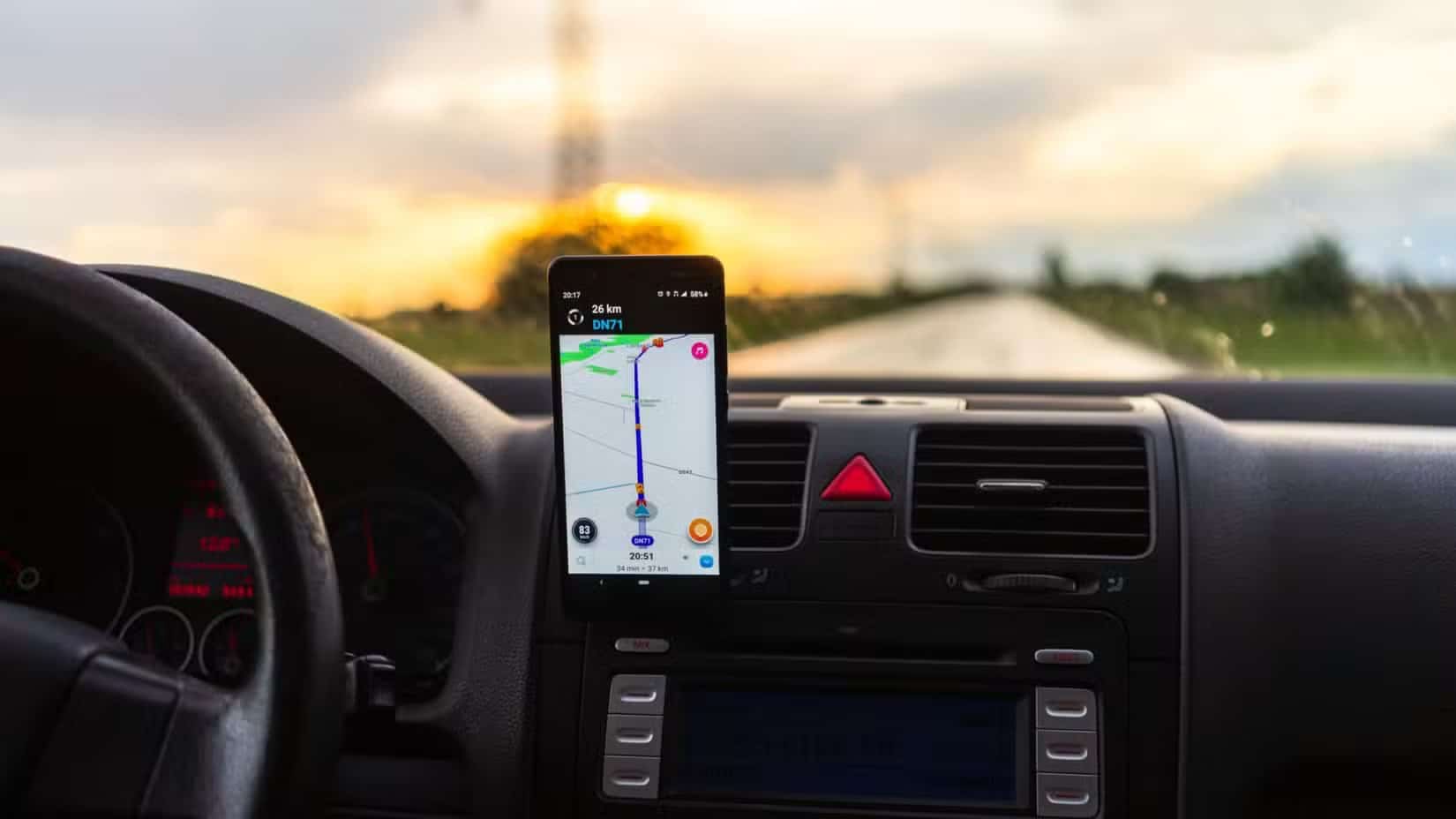 shutterstock_2058287948-1 أفضل أوامر Waze الصوتية لقيادة أسهل وتنقل أسرع