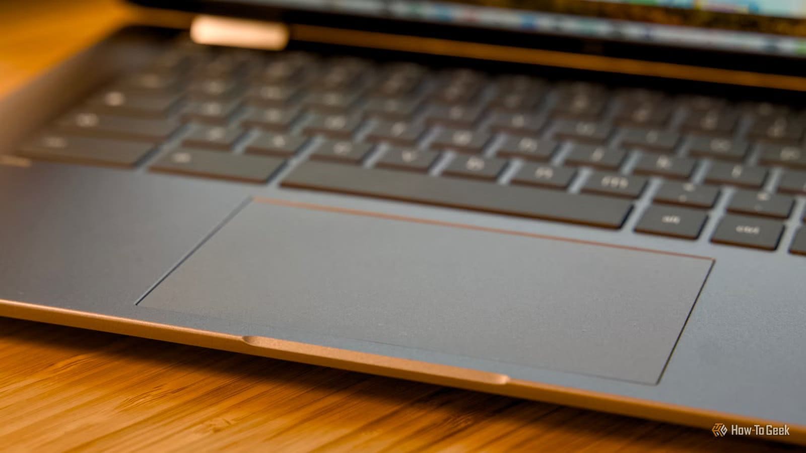 the-hp-chromebook-x360-14b-touchpad-with-the-keyboard-faded-out-in-the-background ميزات Chromebook المخفية التي تعزز الإنتاجية وتوفر وقتك