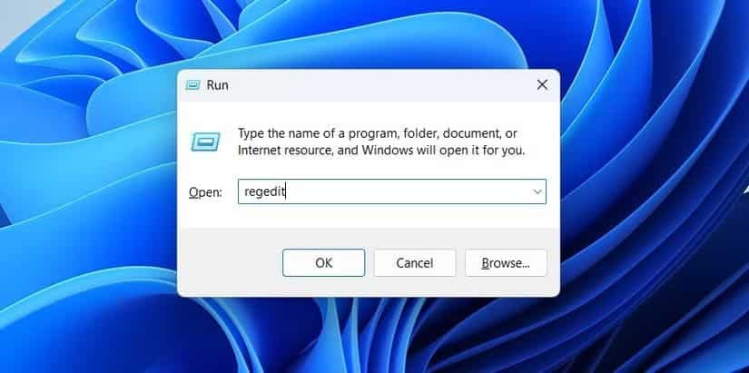 regedit-command-in-the-run-dialog-box تغييرات في ويندوز خلال 2025 أضعفت التجربة وكيف يمكنك إصلاحها