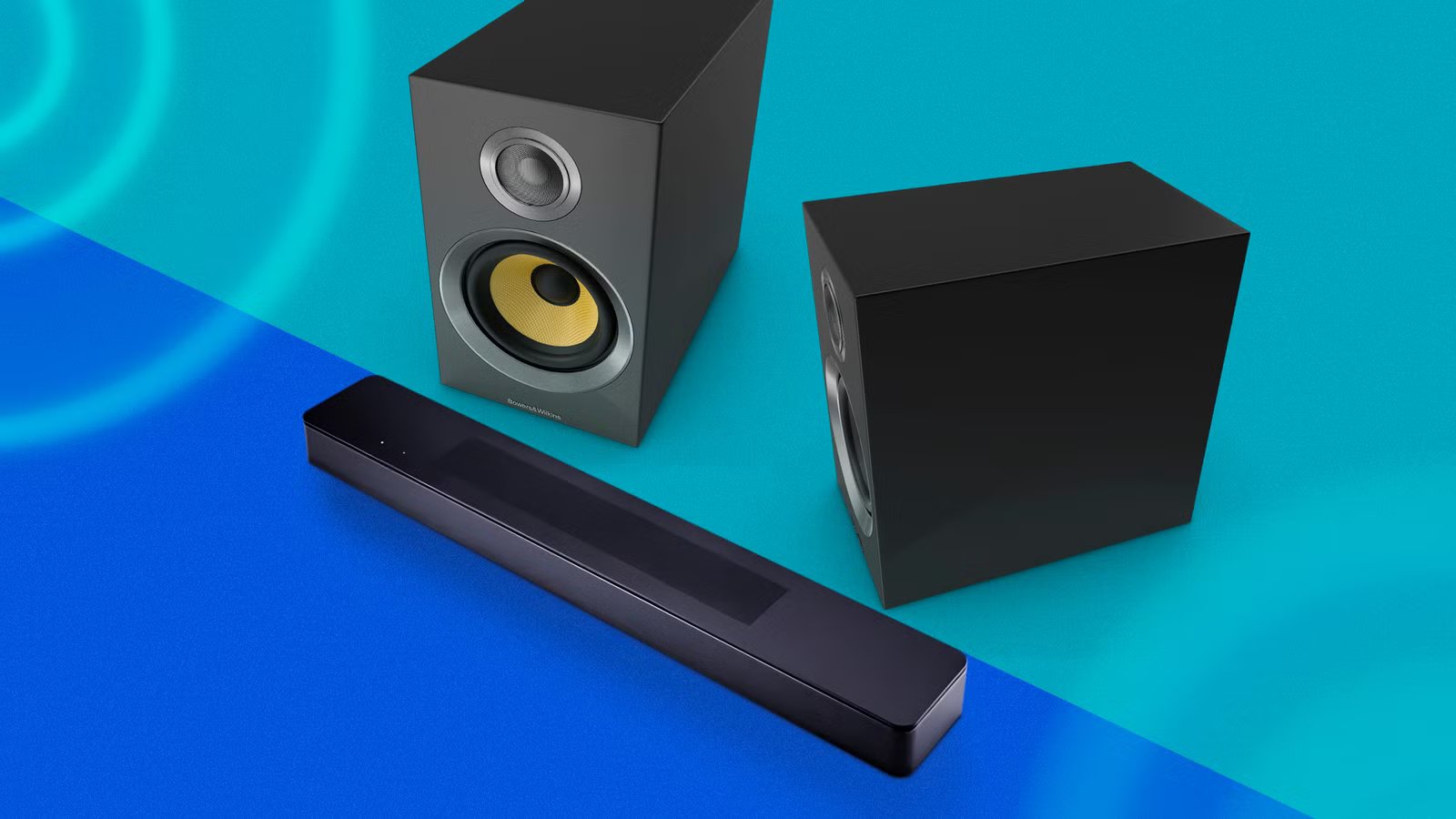 a-soundbar-and-two-speakers-next-to-it مكبرات الصوت الشريطية أم الصوت المحيطي أي خيار يمنحك تجربة مسرح منزلي أفضل