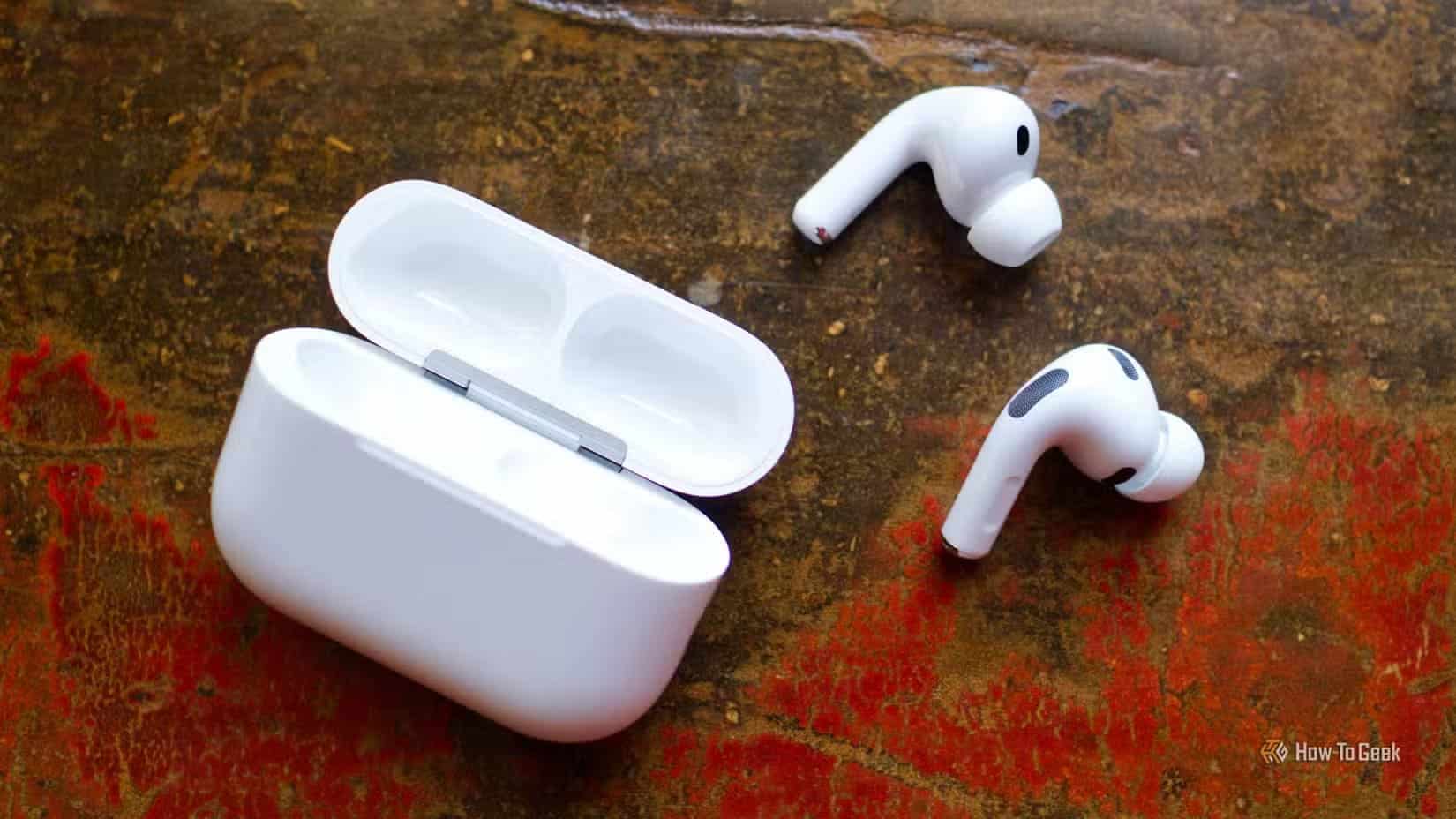 apple-airpods-pro-3-loose-with-the-case-1 أربع استخدامات مفيدة لمنفذ USB في iPhone تتجاوز الشحن التقليدي