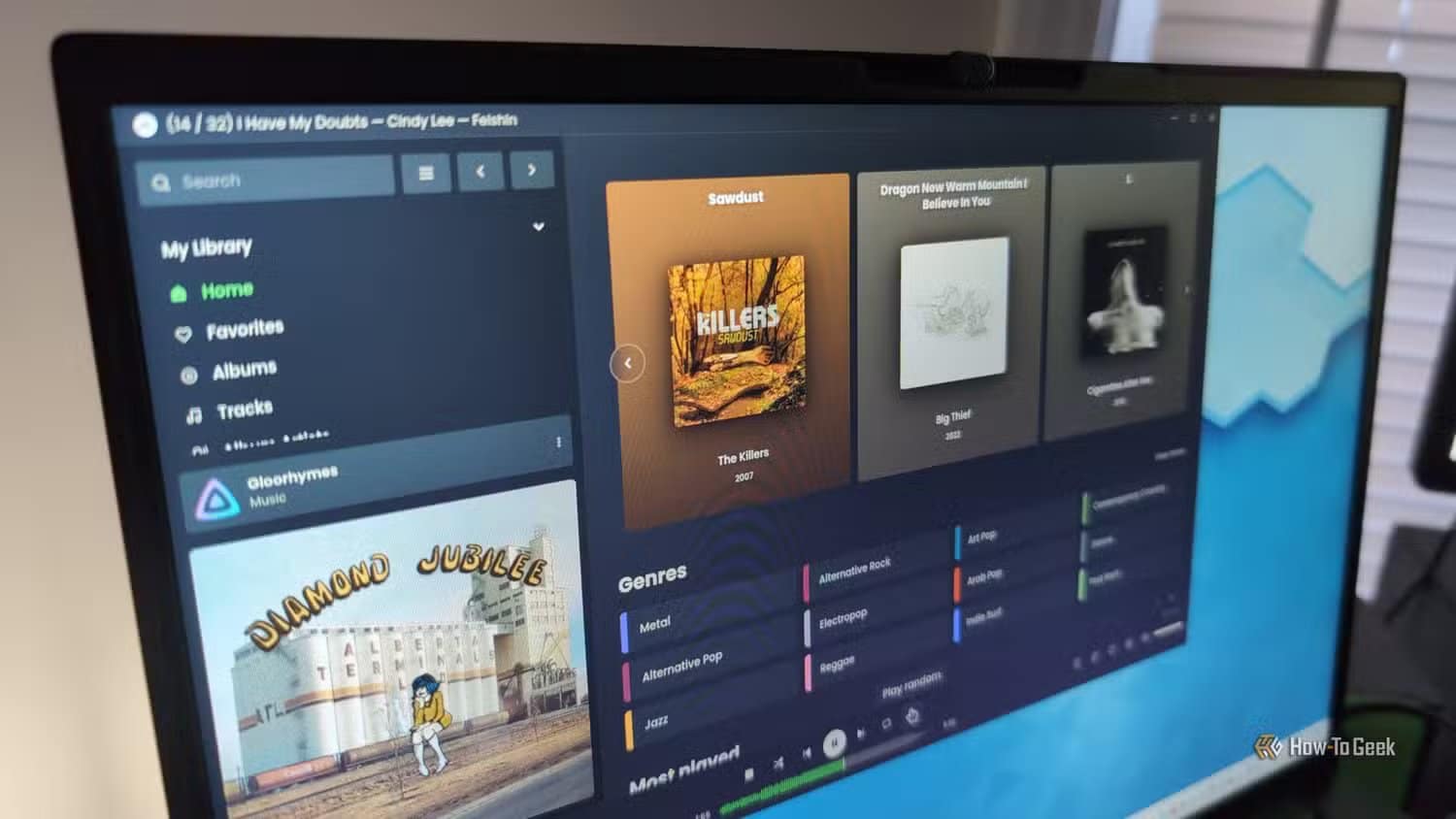 a-laptop-screen-showing-the-feishin-app-playing-music 6 تطبيقات Linux محمولة تعزز إنتاجيتك على أي توزيعة دون تثبيت