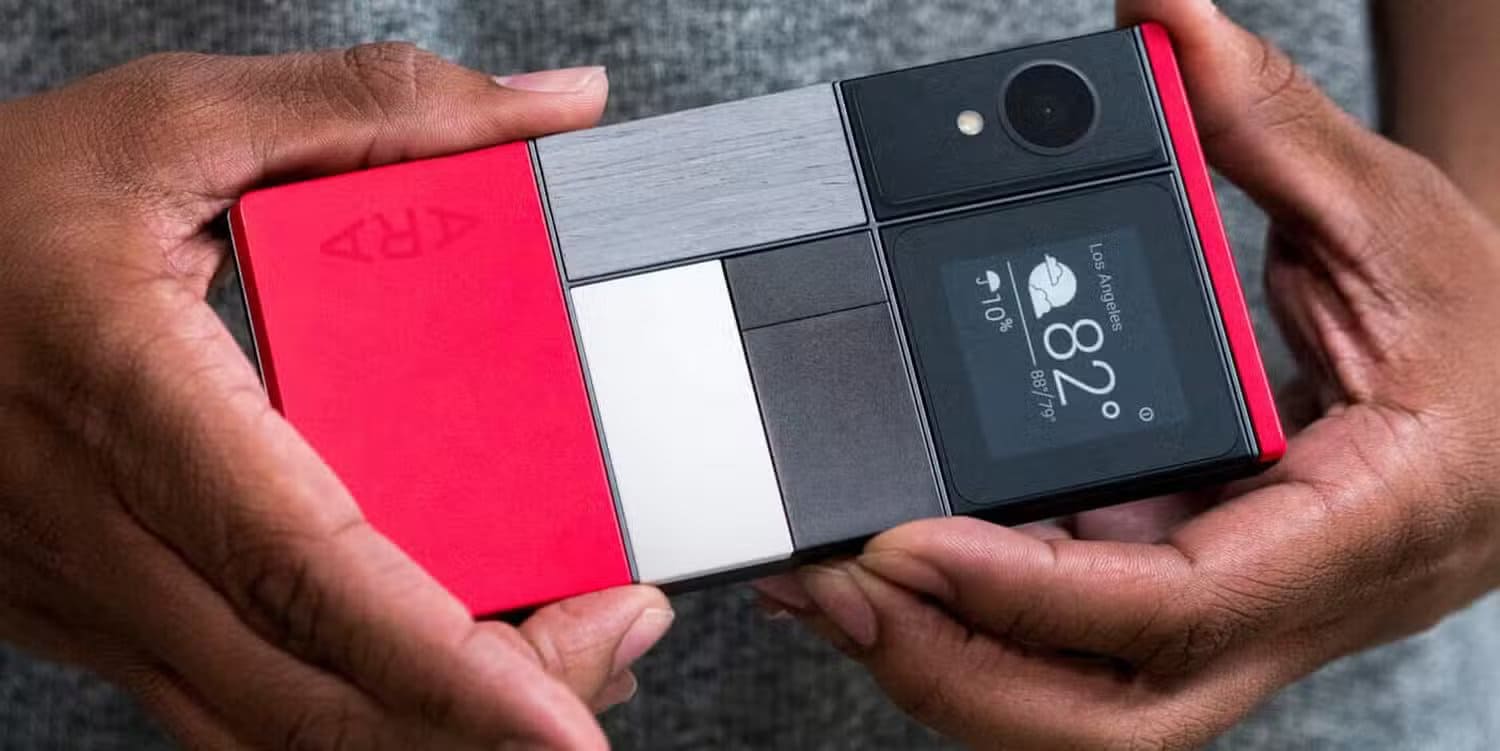 a-person-holding-a-google-projet-ara-phone أفضل هواتف أندرويد التي حققت نجاحًا استثنائيًا ولا تزال تستحق التذكر
