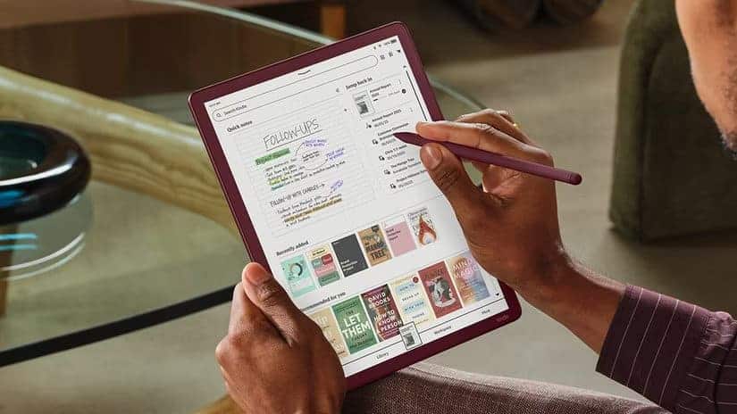 a-person-trying-to-jump-back-into-their-book-using-a-pen-on-a-kindle-color-scribe-with-notes-showing-follow-ups لماذا يجب تفعيل وضع الطيران في كيندل لتحسين القراءة وتوفير البطارية