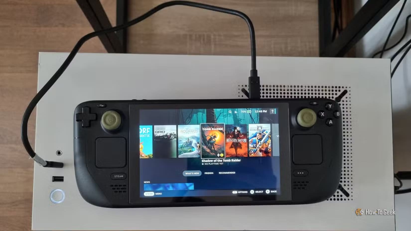 a-steam-deck-connected-to-a-pc-with-a-usb-cable-3 أزمة هوية لينكس وتأثيرها على انتشار أنظمة سطح المكتب