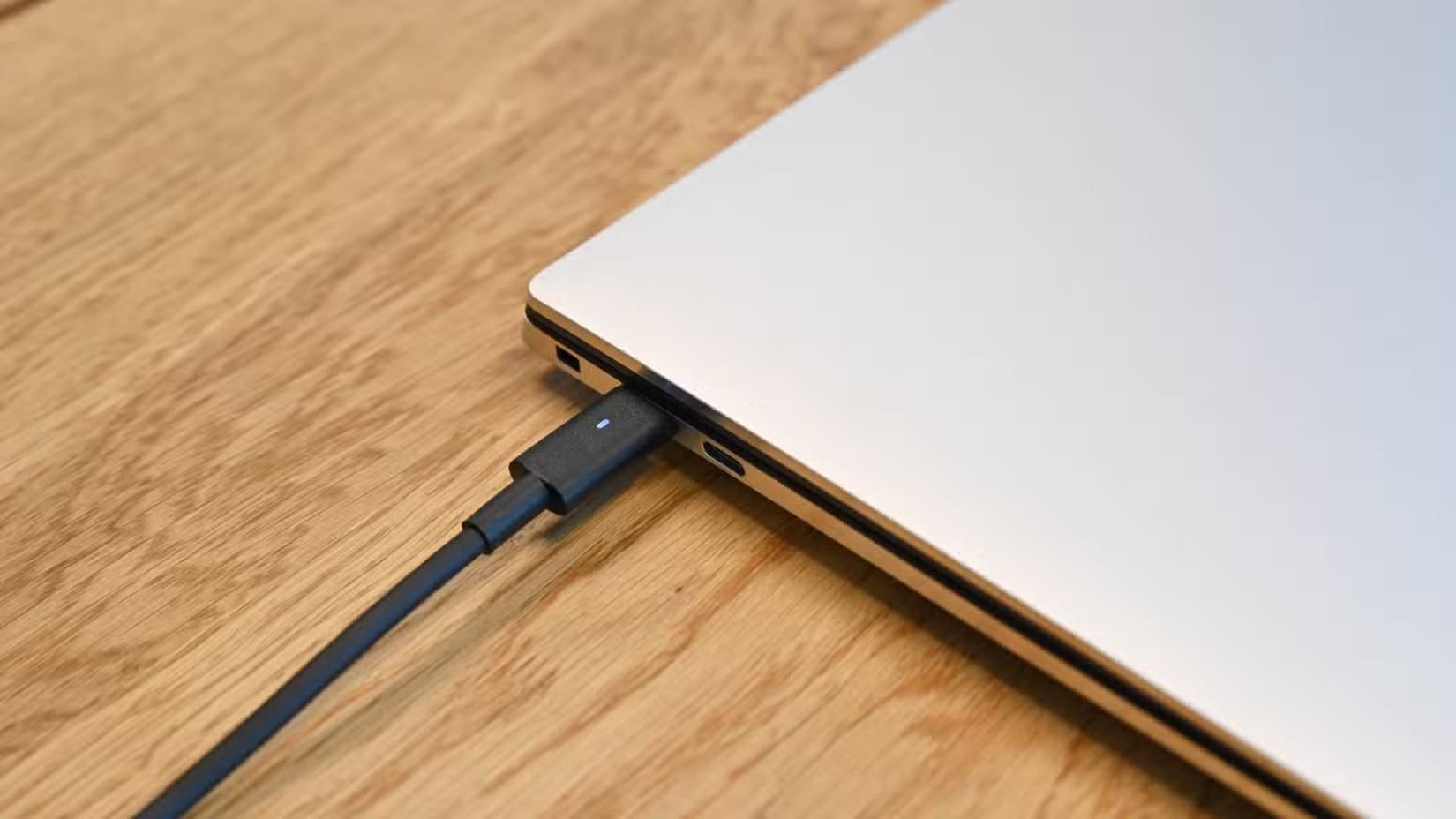 charging-the-dell-xps-15-9530-laptopjpg_52908099405_o عشر ميزات أساسية لا يمكنني التنازل عنها عند شراء جهاز كمبيوتر محمول